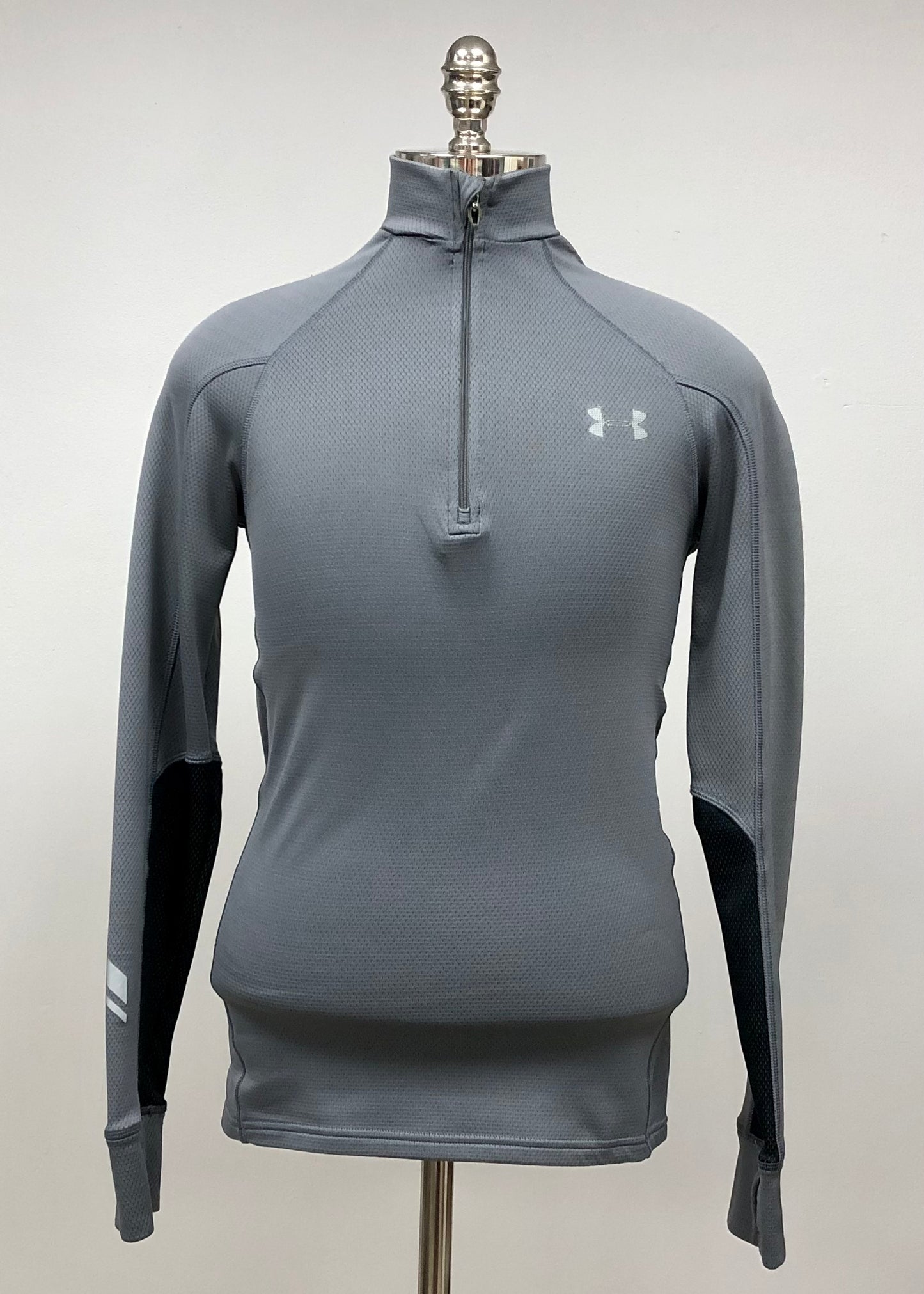 Sueter Jersey Under Armour 🏋🏽 color gris oscuro y logo en color gris claro Talla S Entalle Slim Fit