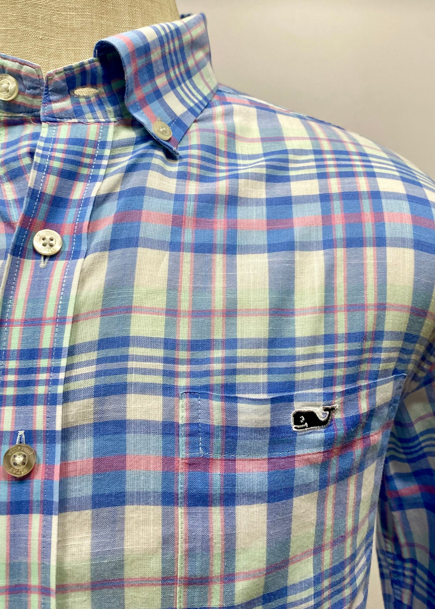 Camisa de botones Vineyard Vines 🐳 color blanco de cuadros en color rojo, celeste y azul Talla L Entalle Slim Fit