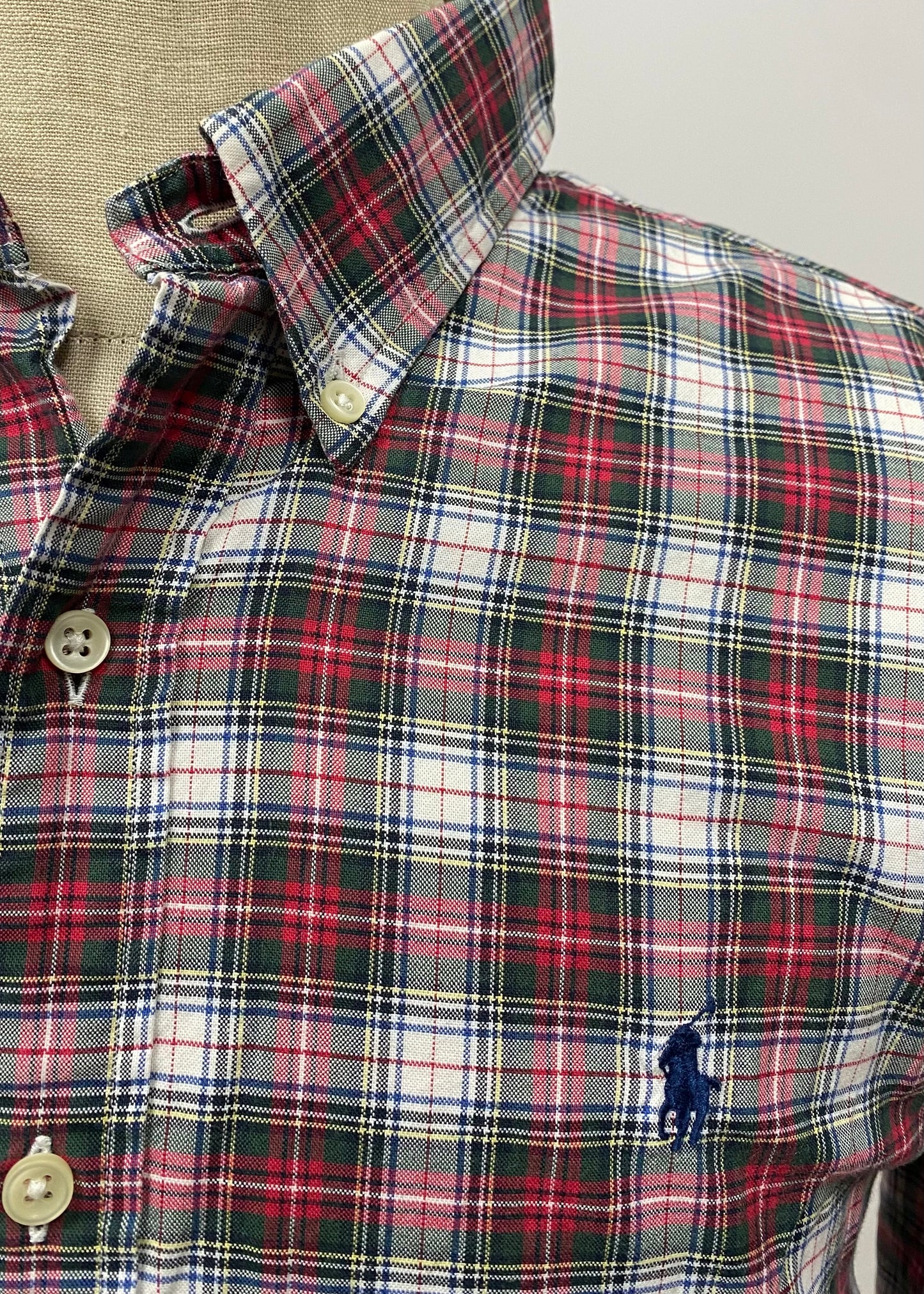 Camisa Polo Ralph Lauren 🏇🏼 con patron de cuadros tartán rojo, verde oscuro y blanco Talla M Entalle Custom Fit