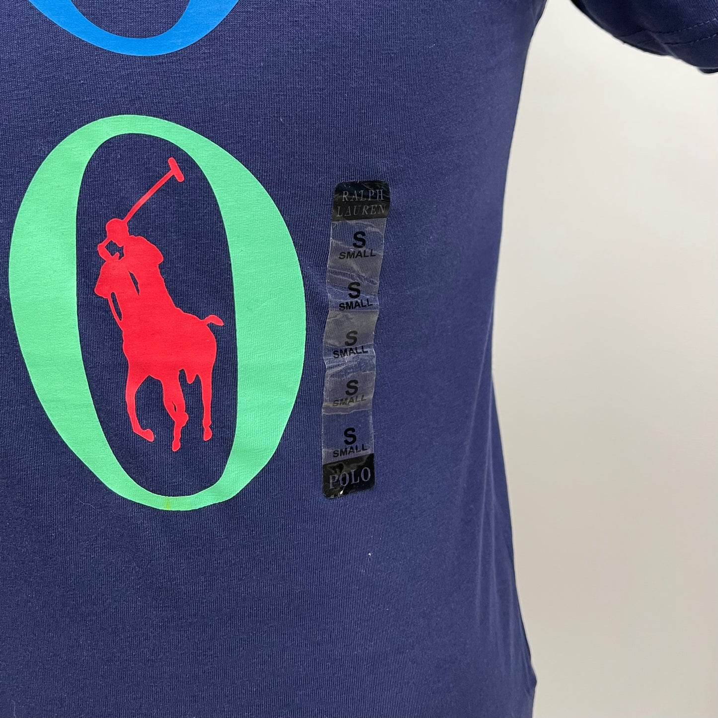 Camiseta cuello redondo Polo Ralph Lauren 🏇🏼 color azul navy con diseño en letras Polo multicolor Talla S Entalle Regular