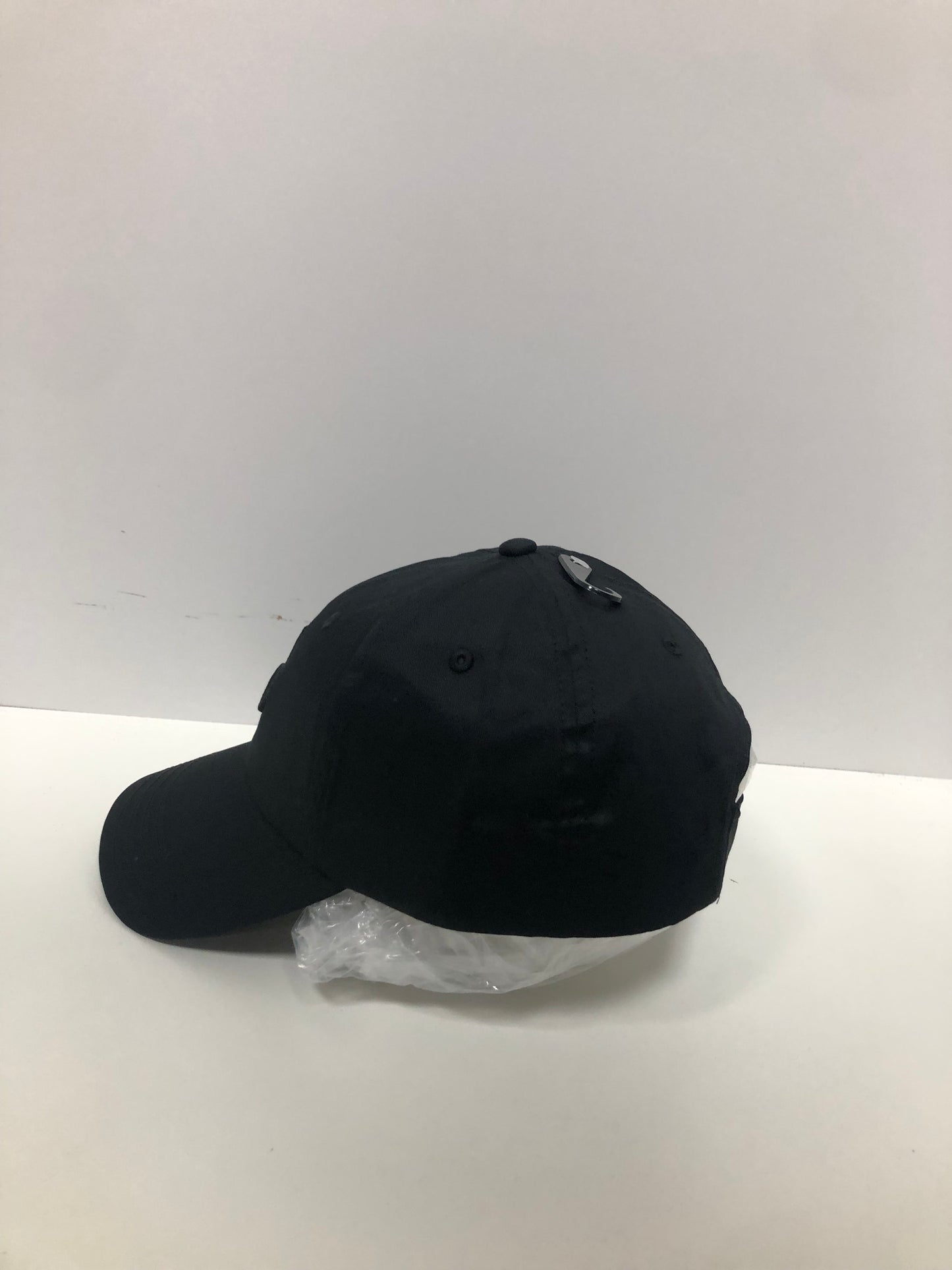 Gorra Alo🧘🏻‍♀️ color negro con cierre de velcro