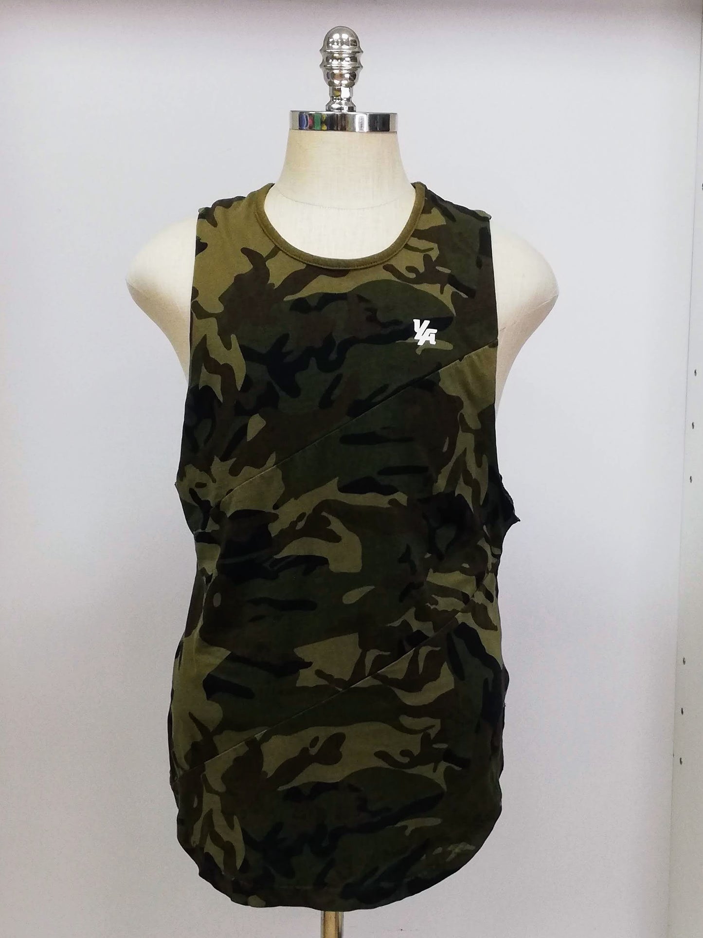 Camiseta de entrenamiento sin mangas YoungLA 🏋🏽 diseño de camuflaje en color verde oliva y logo en blanco Talla L