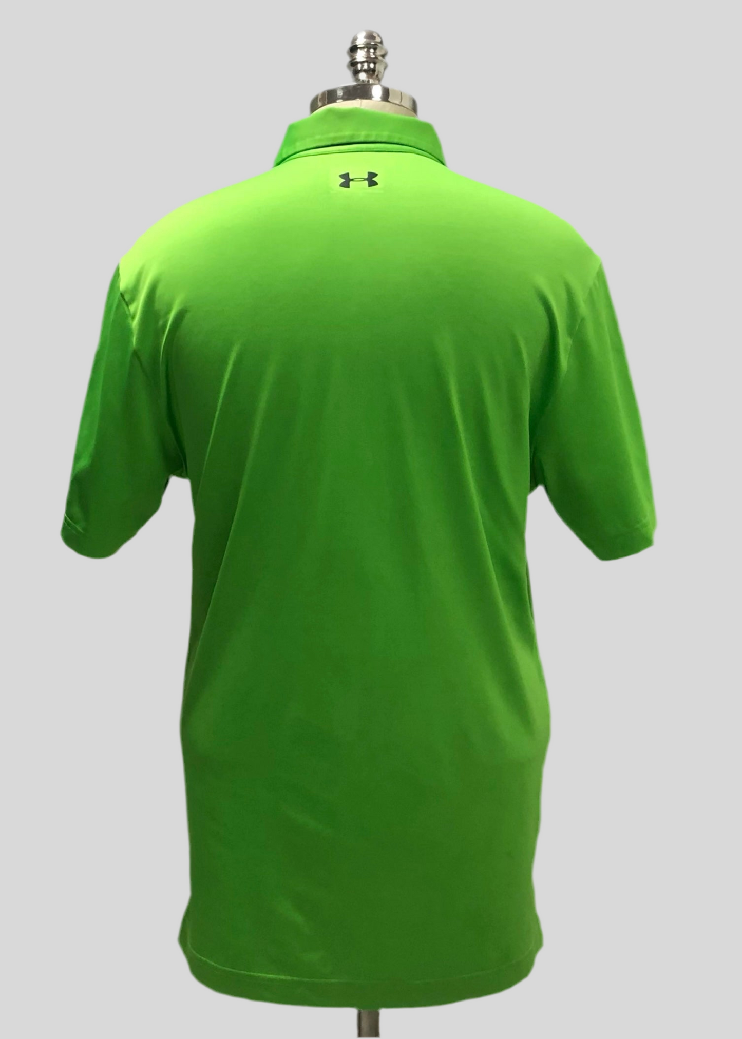 Camiseta Polo Under Armour 🏋🏻 Color verde intenso y negro Tela Performance Talla M Entalle Regular