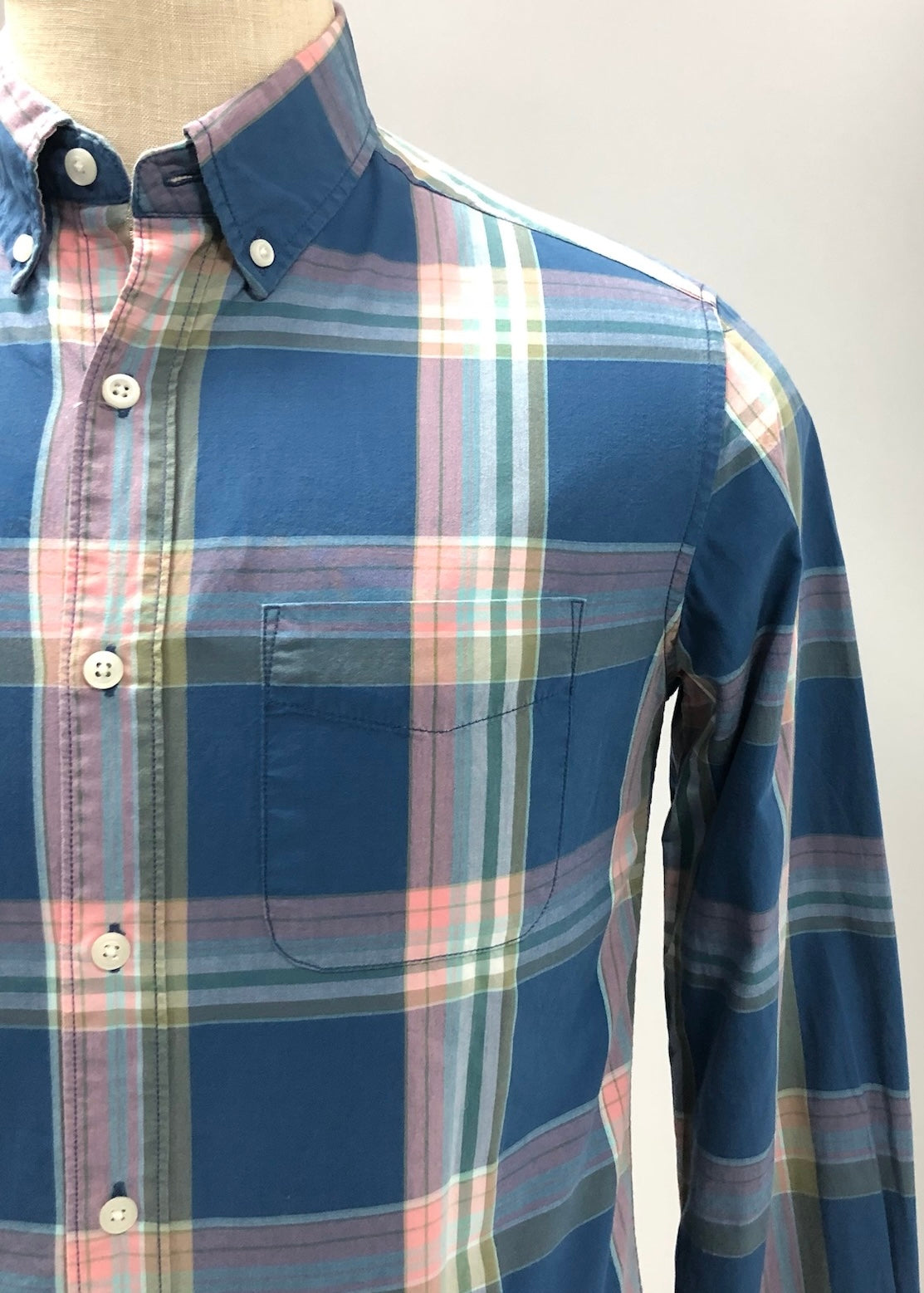 Camisa de botones American Eagle 🦅 de cuadros en color azul, rosado y blanco Talla XS Entalle Regular