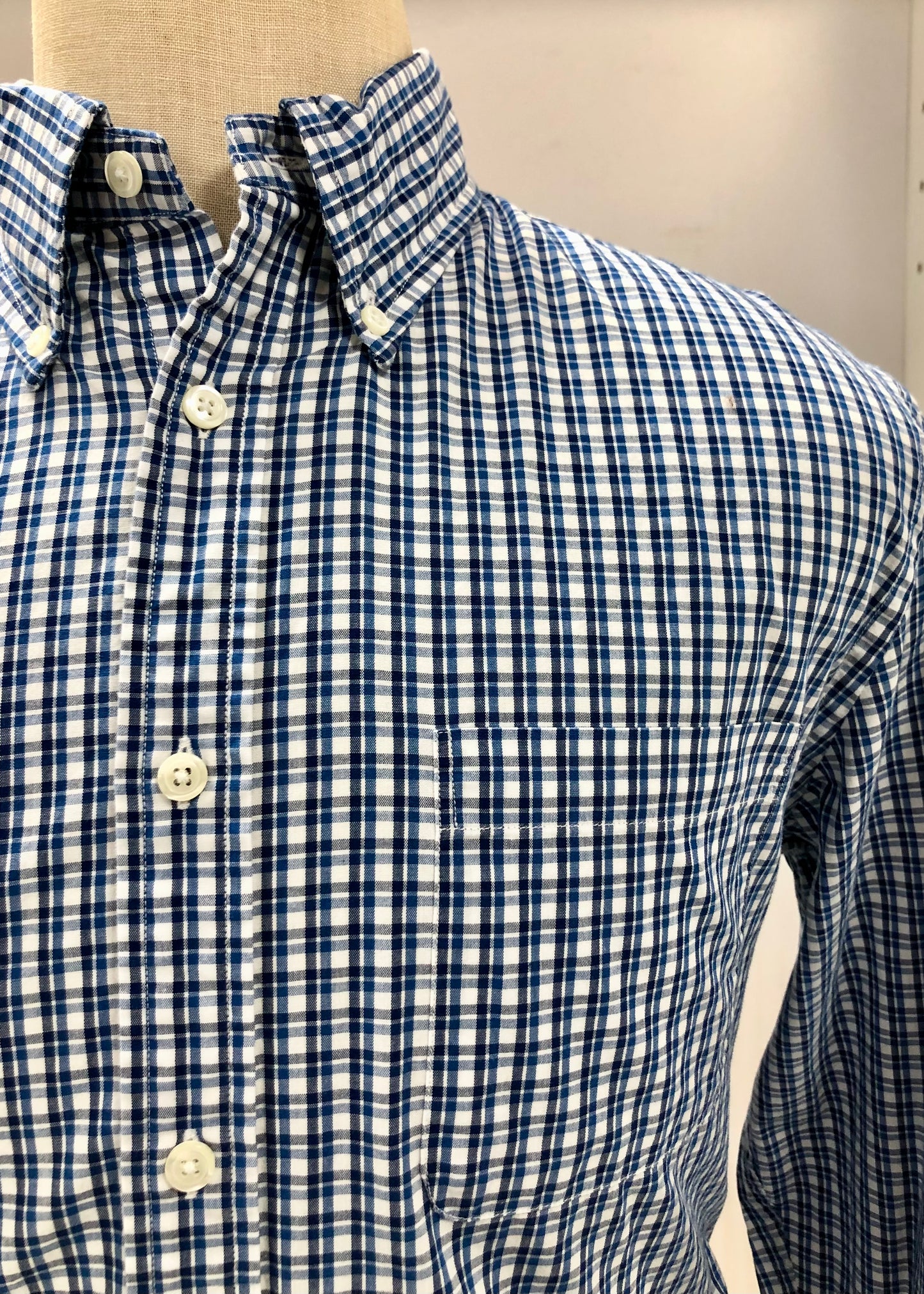 Camisa Brooks Brothers 🐑 color blanco con cuadros en azul Talla L Entalle Regular