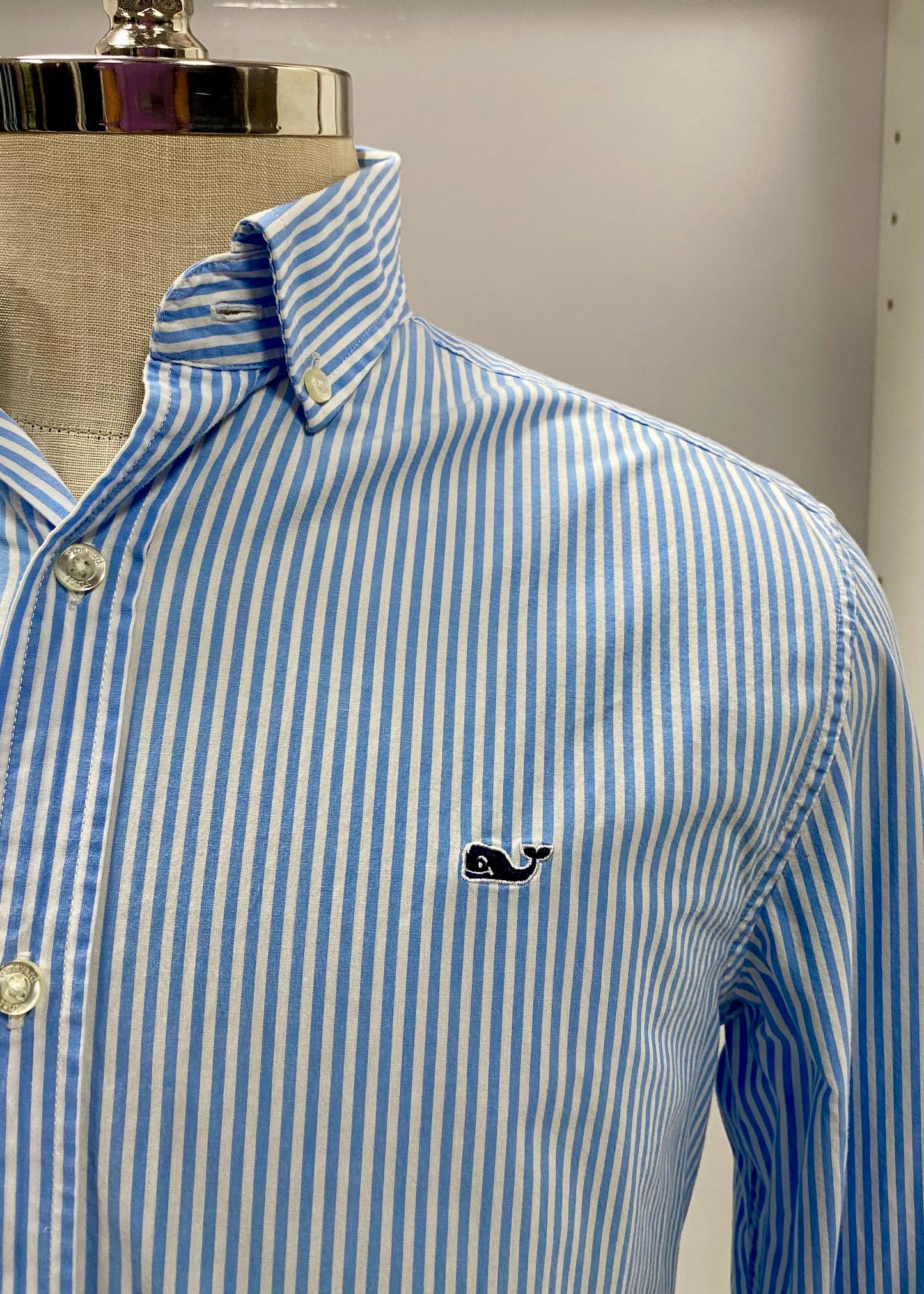 Camisa de botones Vineyard Vines 🐳 con patrón de rayas en color celeste y blanco Talla M Entalle Regular