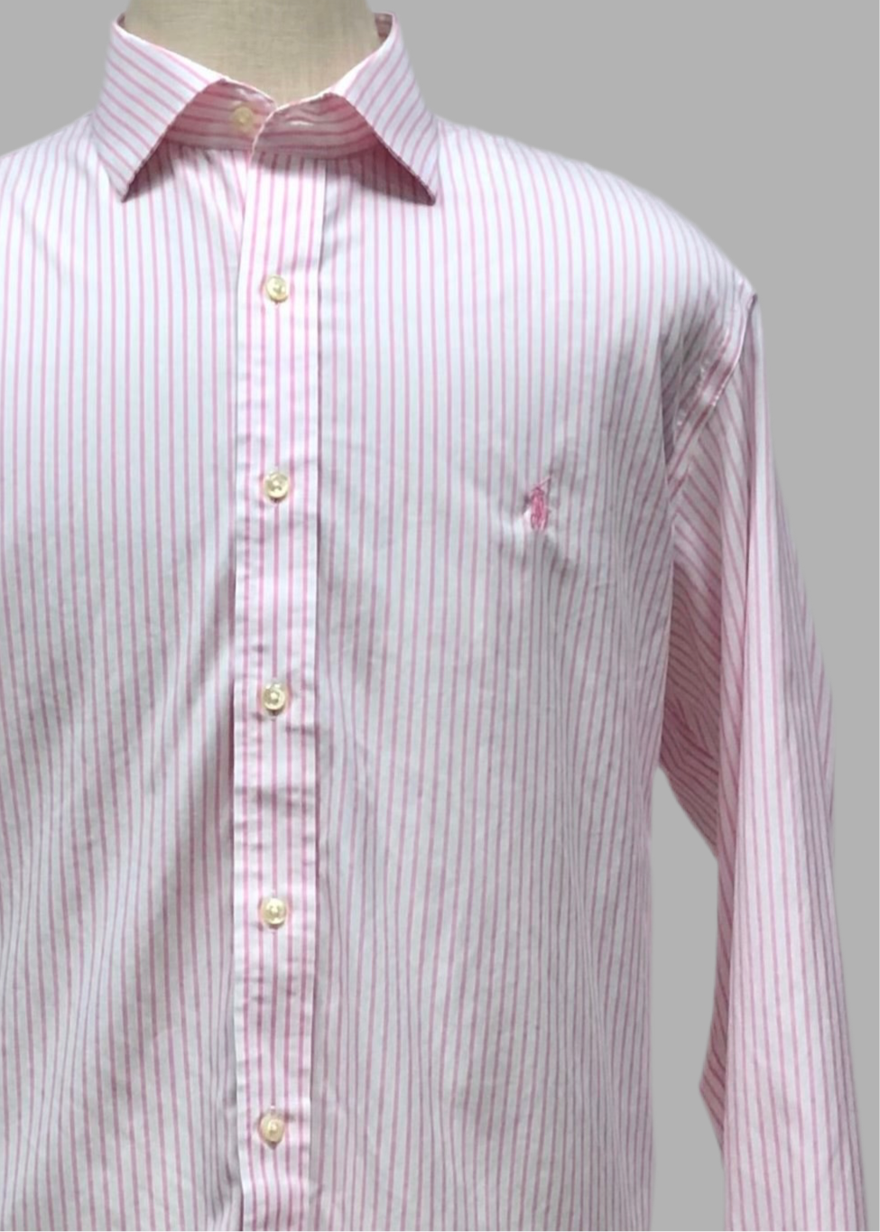 Camisa Polo Ralph Lauren 🏇🏼 color blanco con patron de rayas finas en color rosado Talla XL Entalle Regular