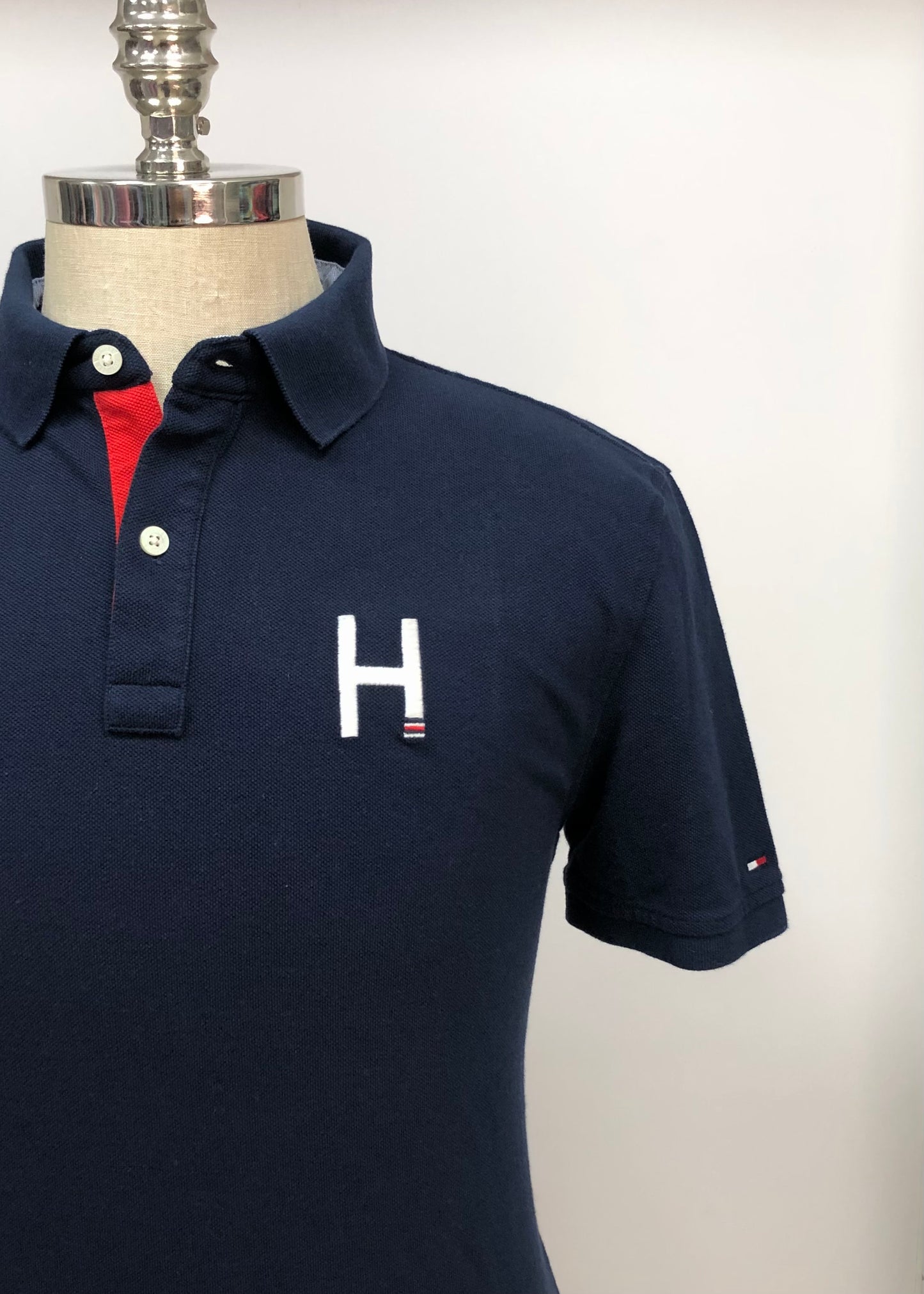 Camiseta Polo Tommy Hilfiger 🇺🇸 color azul navy con diseño en cuello en rojo Talla L Entalle Custom Fit