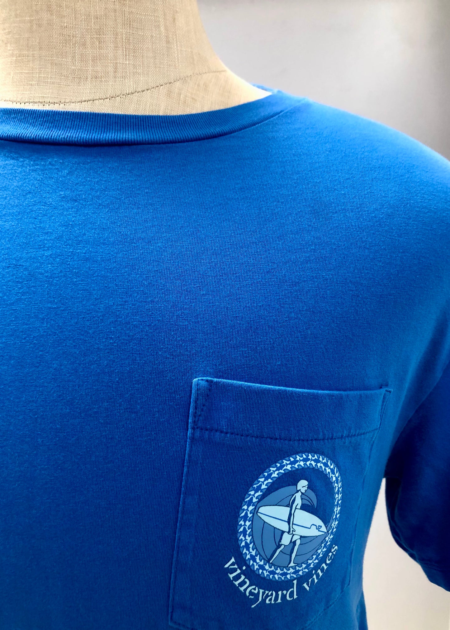 Camiseta de bolsillo Vineyard Vines 🐳 color azul con Diseño de Surf en celeste Talla M