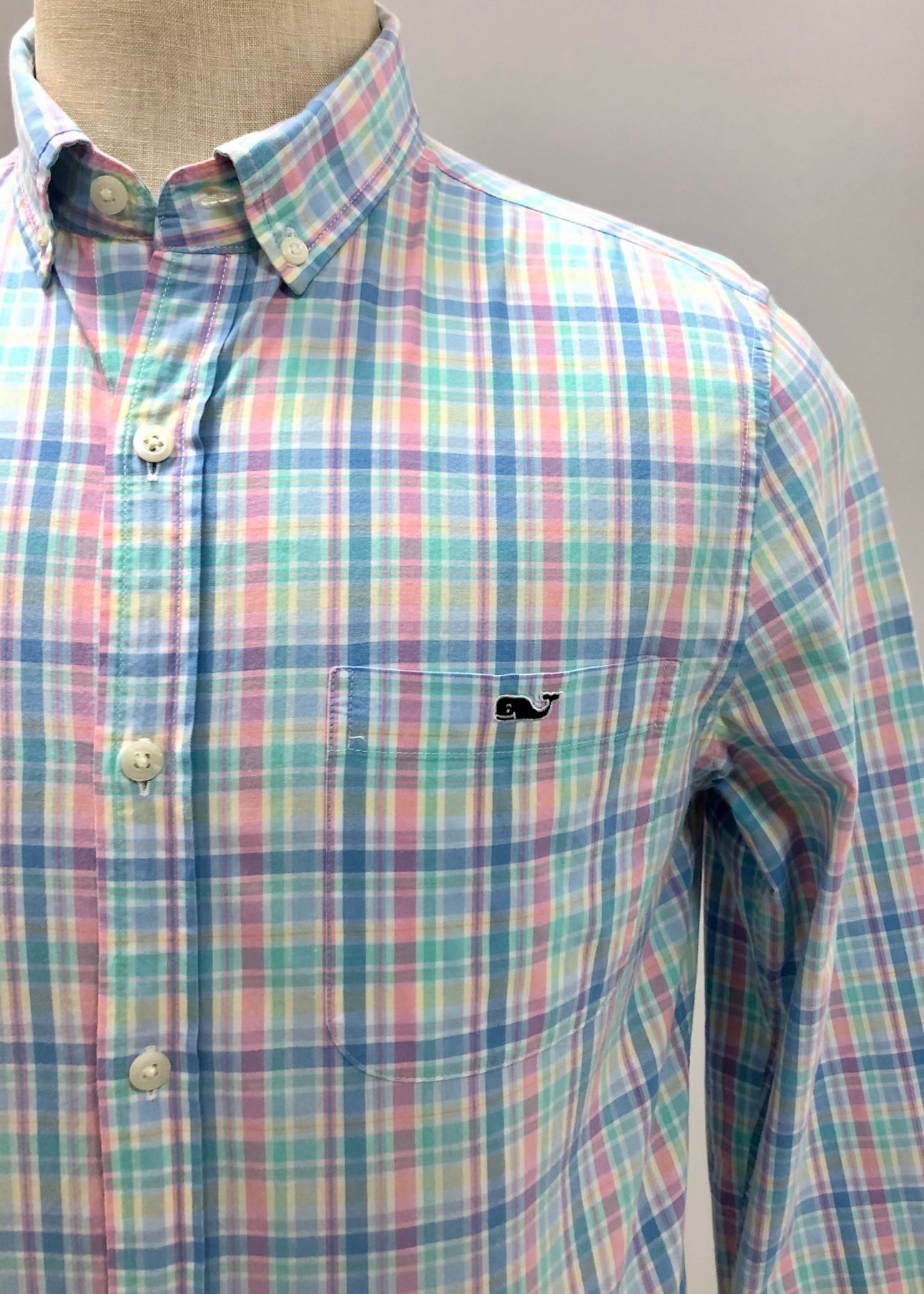 Camisa de botones Vineyard Vines 🐳 color blanco de cuadros en color celeste, azul y rosado Talla S Entalle Slim Fit