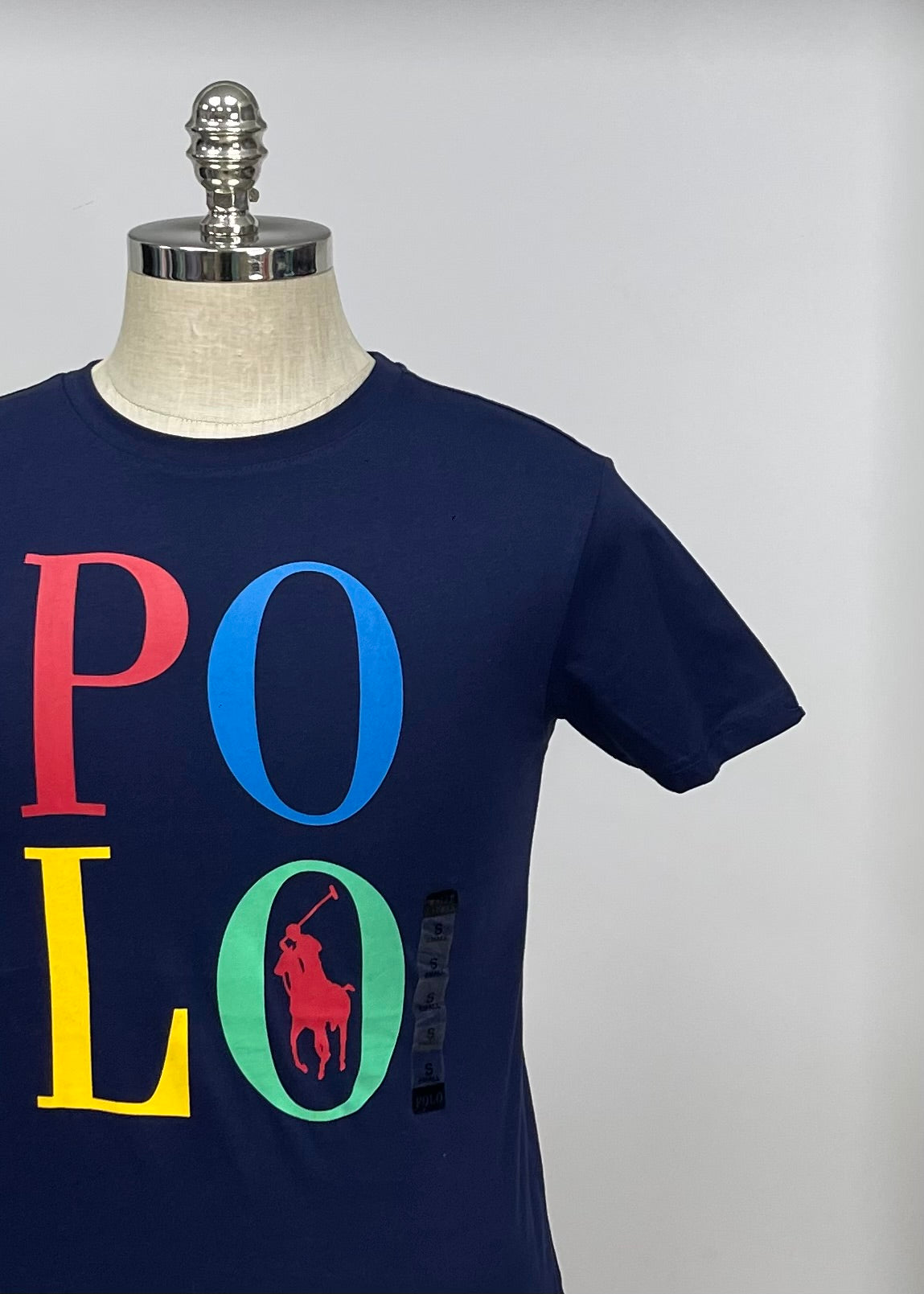 Camiseta cuello redondo Polo Ralph Lauren 🏇🏼 color azul navy con diseño en letras Polo multicolor Talla S Entalle Regular