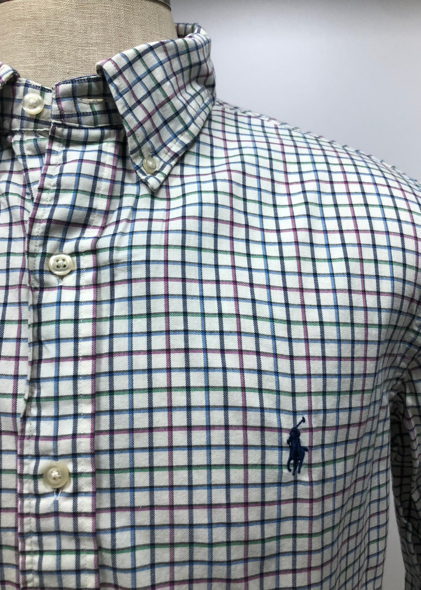 Camisa Polo Ralph Lauren 🏇🏼 Color blanco de cuadros en color verde, rojo y azul Talla L Entalle Clásico