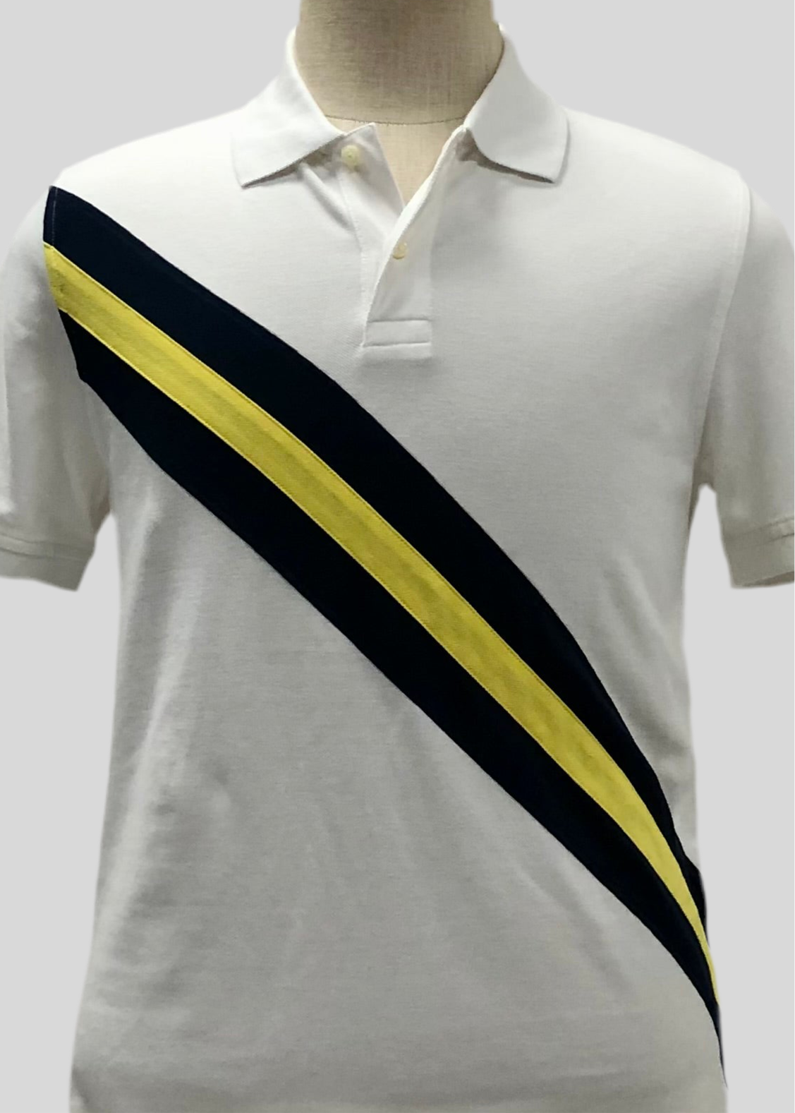 Camiseta Polo Brooks Brothers 🐑 color blanco con franjas en azul y amarillo Talla M Entalle Slim Fit