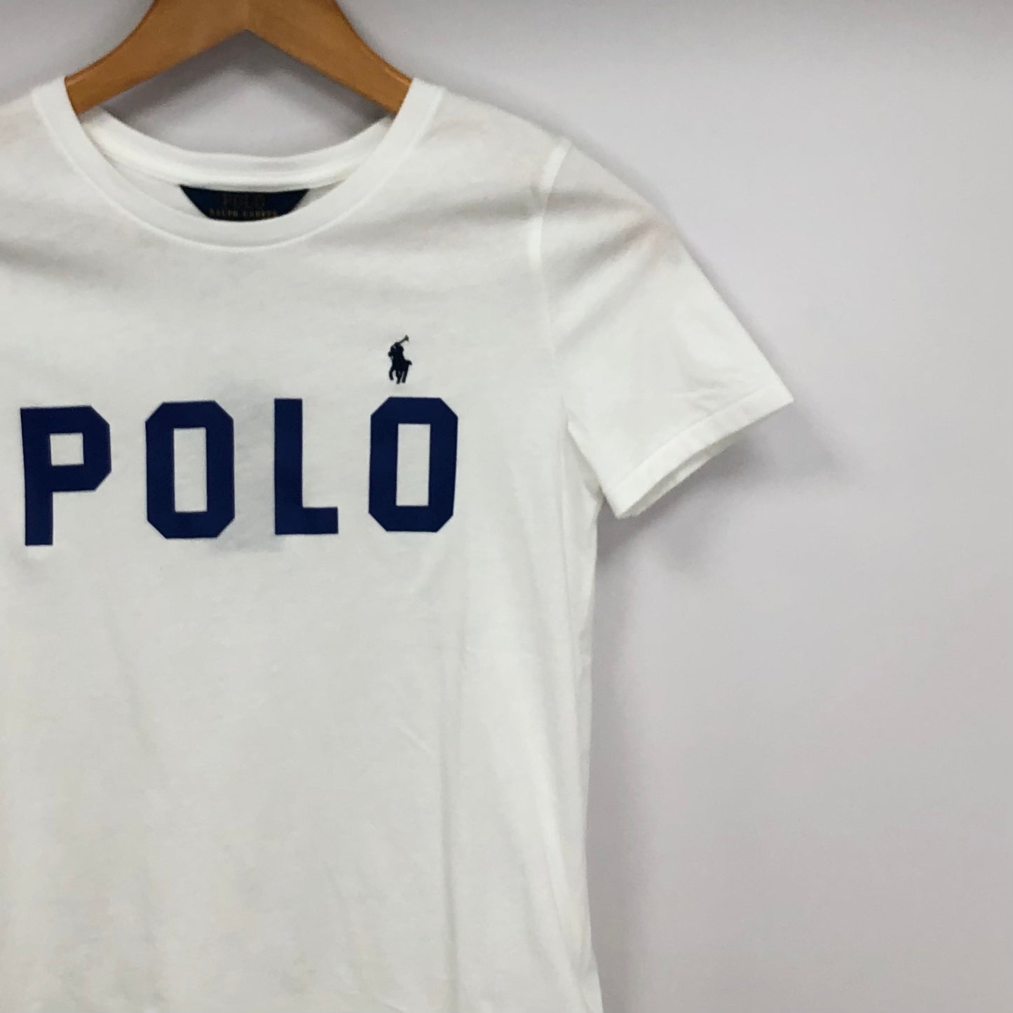 Camiseta cuello redondo de niña Ralph Lauren 🏇🏼  color blanco y logo en letras azul Talla L (12-14) Entalle Regular