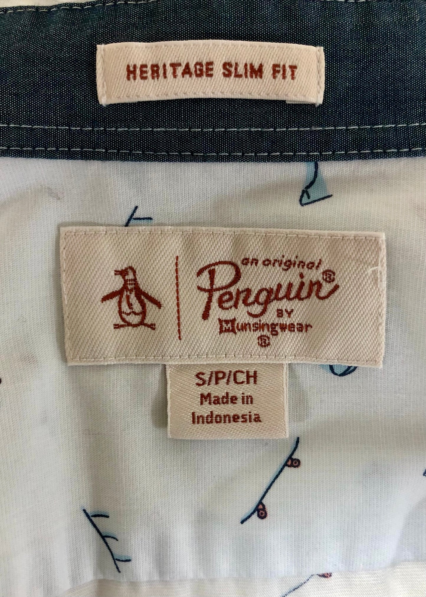 Camisa Original Penguin 🐧 color blanco con diseño de patinetas Talla S Entalle Slim Fit (ver descripción)