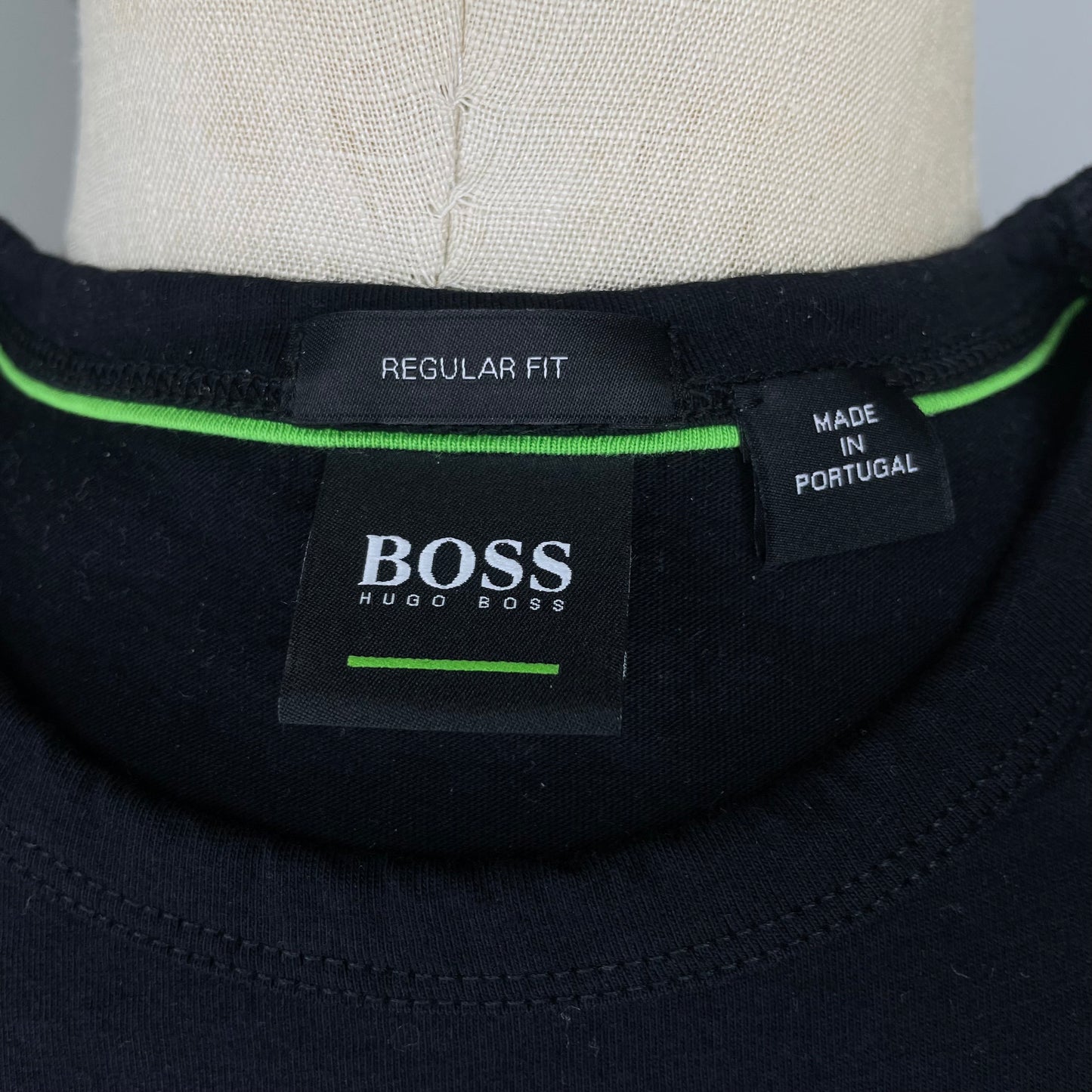 Camiseta cuello Redondo Hugo Boss 🇩🇪 color negro y logo en azul manga corta Talla S Entalle Regular