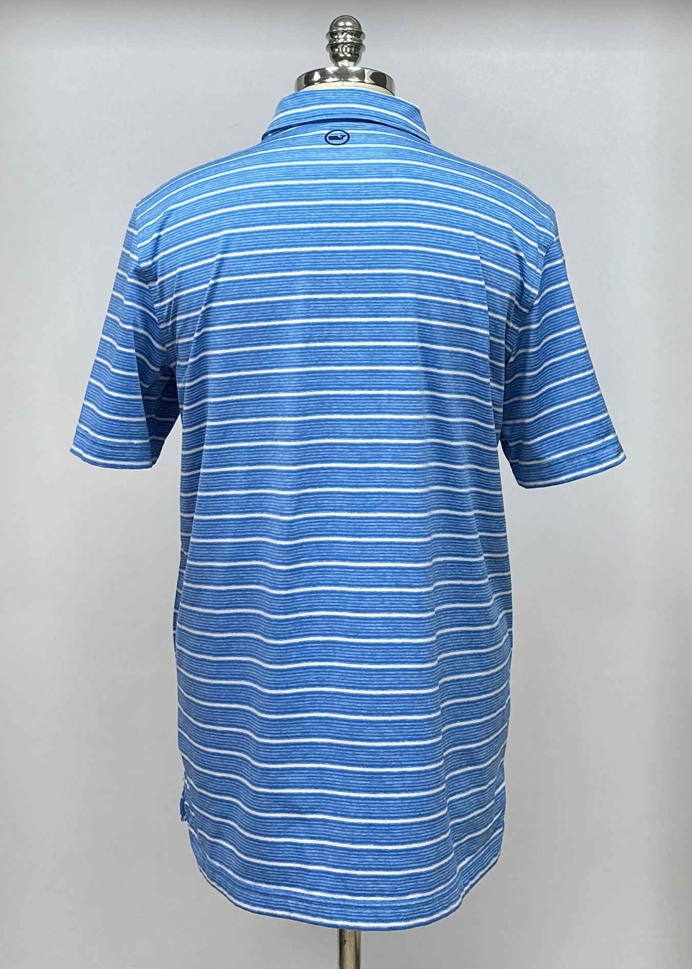 Camiseta Polo Vineyard Vines 🐳 Tela performance color azul con rayas en color blanco Talla L Entalle Regular