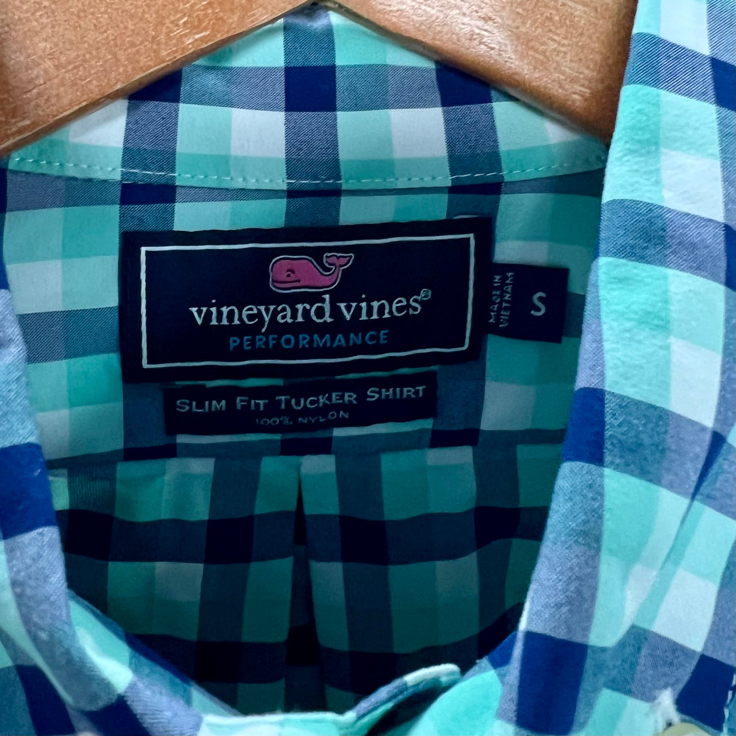 Camisa de botones Vineyard Vines 🐳 Performance con patrón de cuadros en color turquesa, celeste y blanco Talla S Entalle Slim Fit