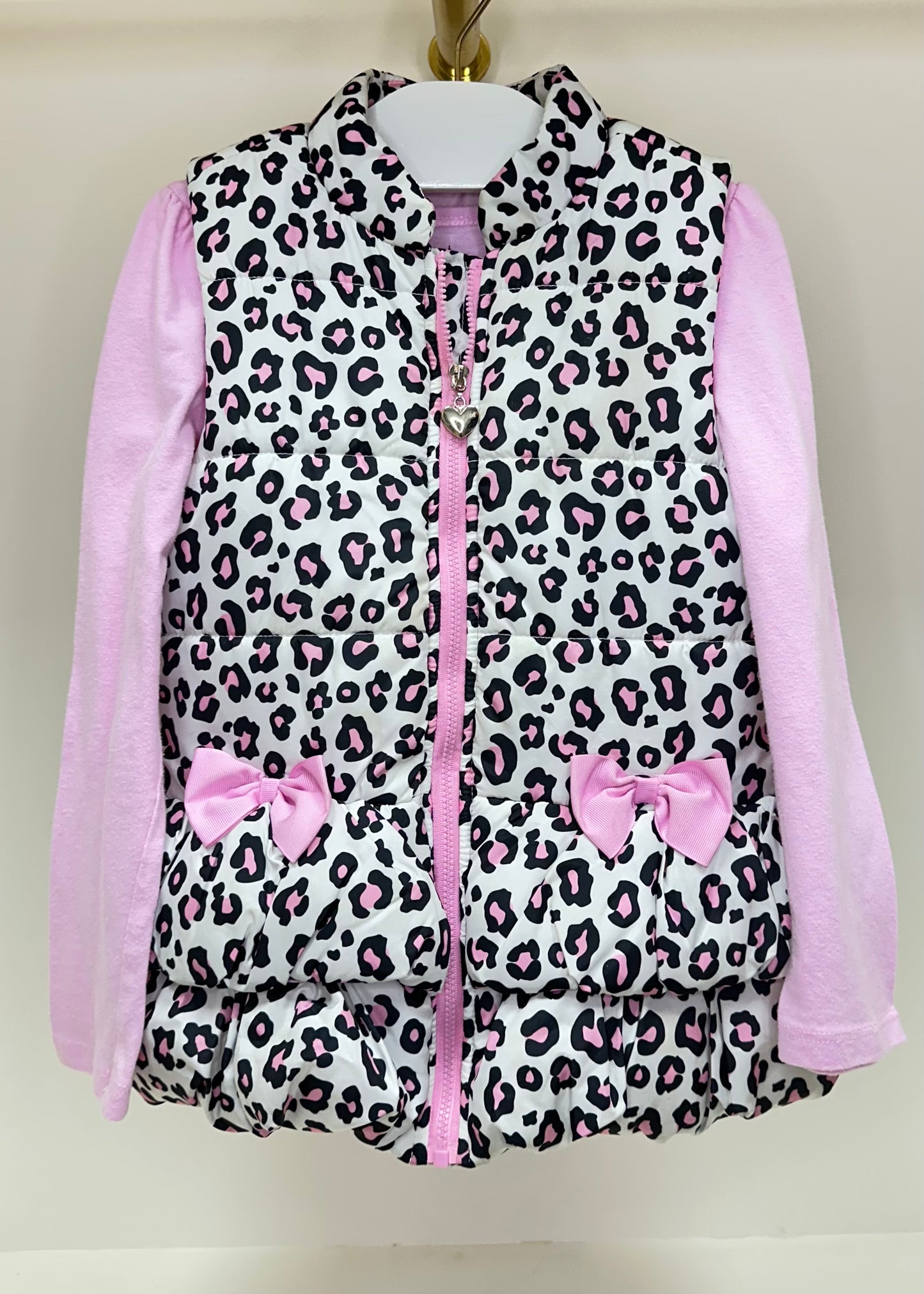 Chaleco acolchado (puffer) de niña Kids Headquarters🌆 Con diseño de animal print blanco rosado y negro Talla 6