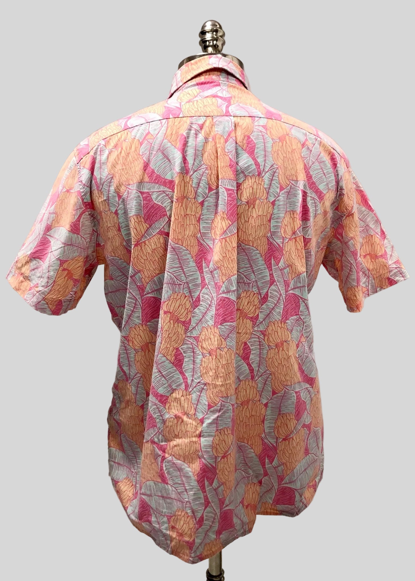 Camisa de botones Vineyard Vines 🐳 con diseño de tropical en color rosado, blanco y amarillo Talla M Entalle Regular