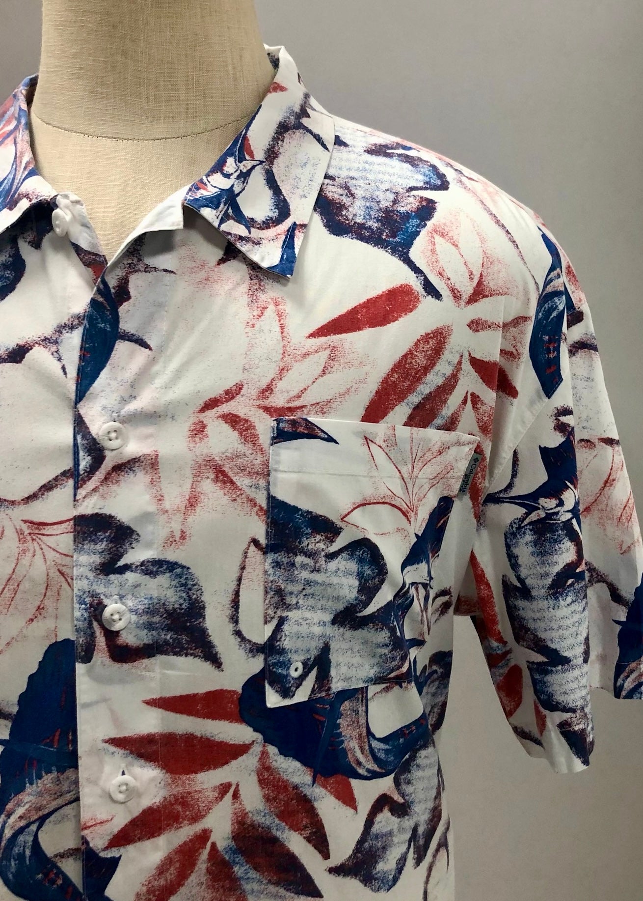 Camisa Columbia 🔹Color blanco con diseño floral en azul y rojo Talla XXL