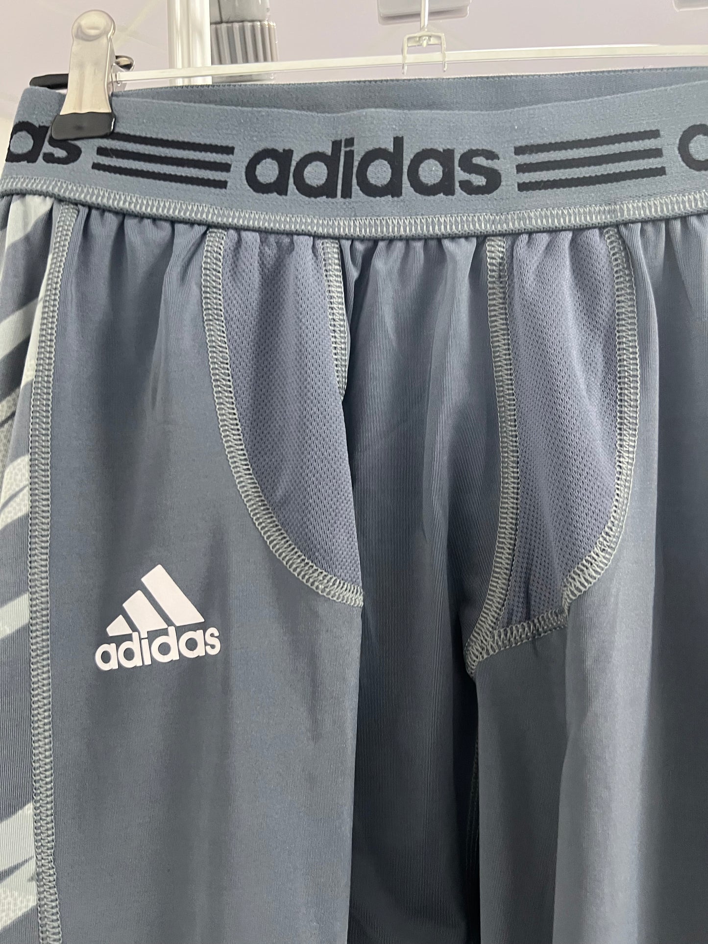 Malla de entrenamiento licra Adidas 🏃🏻 Dry-Fit  para hombre en Color negro y cintura gris Talla M