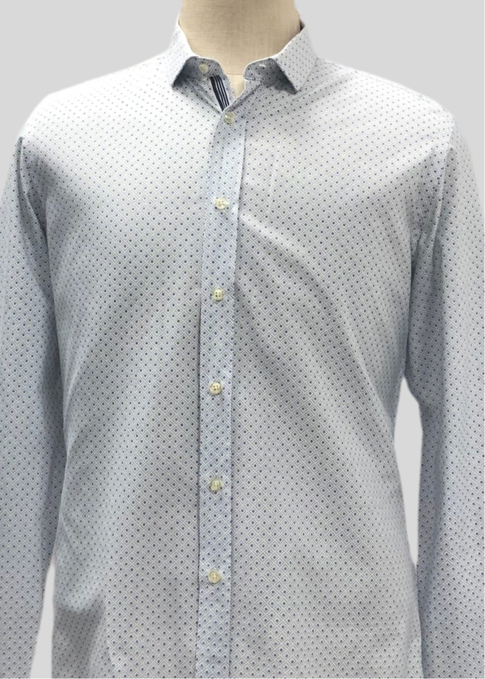 Camisa de botones TWN color blanco con puntos en negro Talla M Entalle Regular