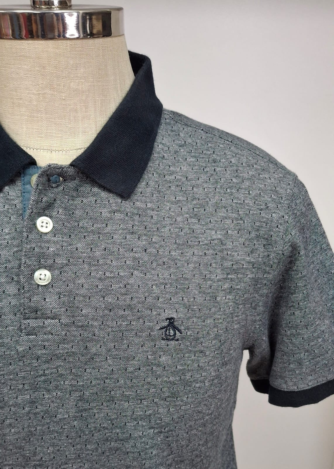 Camiseta Polo Original Penguin 🐧 en color gris y negro Talla L Entalle Regular