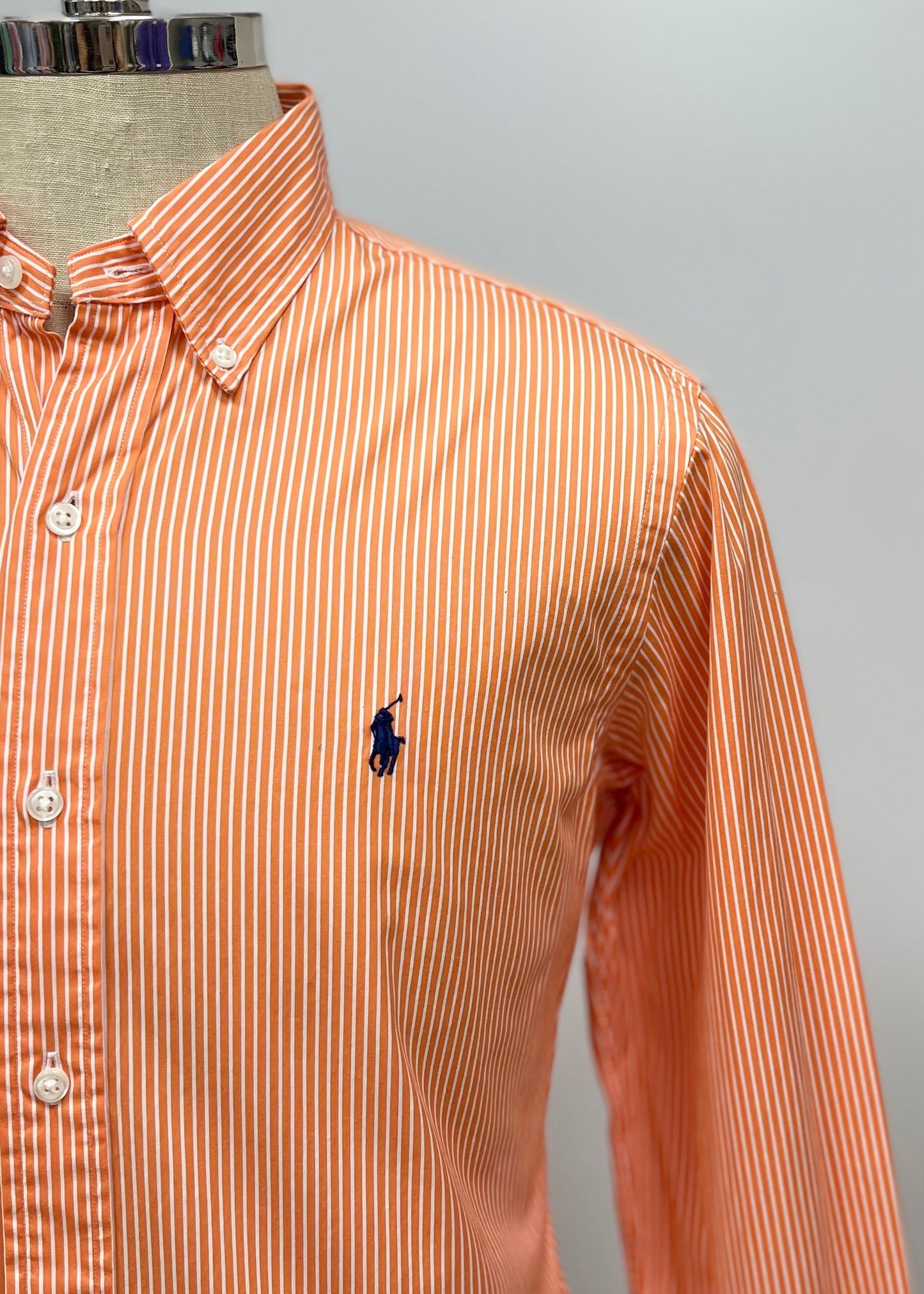 Camisa Polo Ralph Lauren 🏇🏼 con patron de rayas finas en color naranja y blanco Talla M Entalle Regular