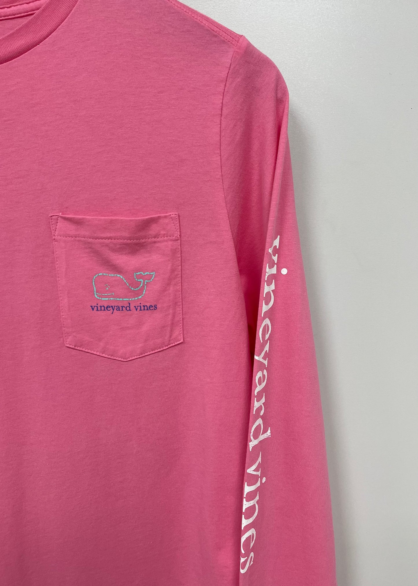 Camiseta de niña Vineyard Vines 🐳 color rosado intenso con Diseño de ballena en celeste Talla L