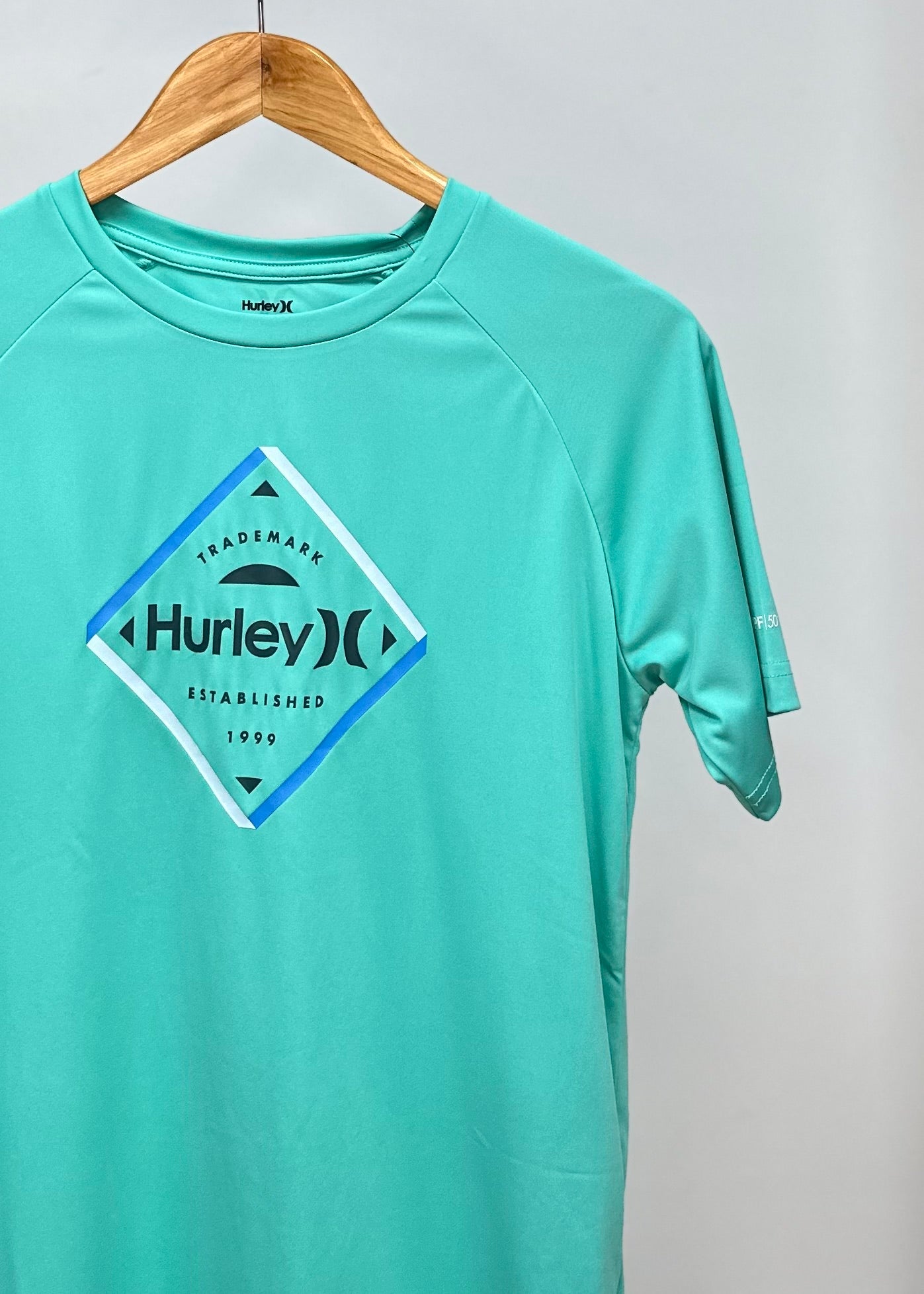 Camiseta de baño Hurley 🏄🏽‍♂️  color turquesa con logo en negro Talla L de niño