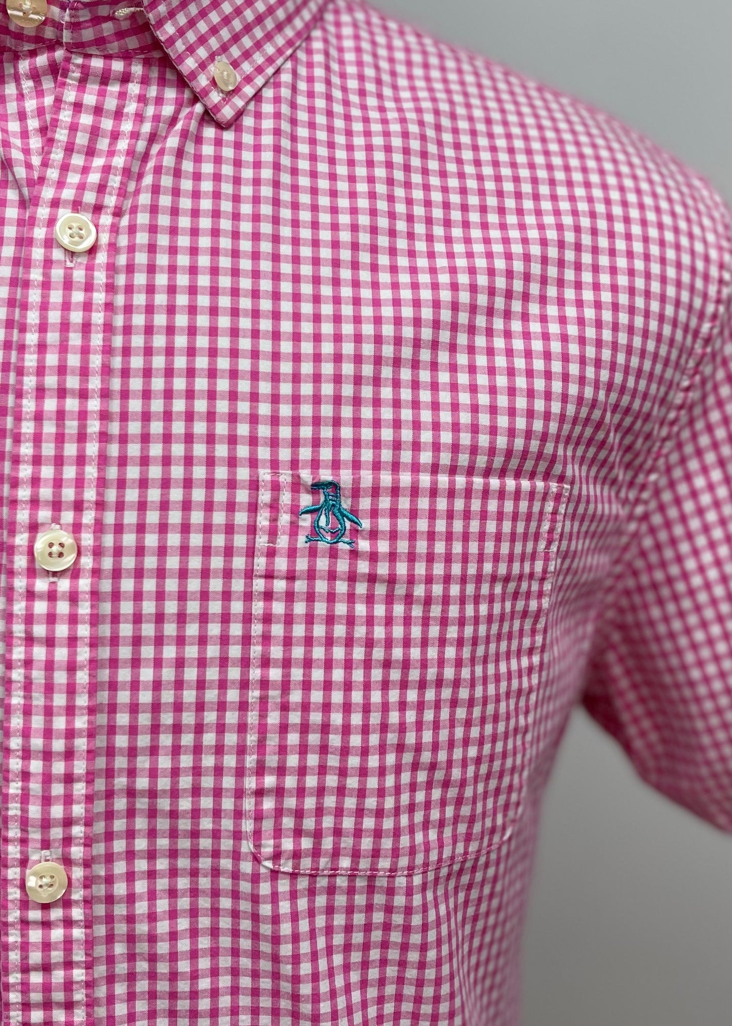 Camisa Original Penguin 🐧 de cuadros en color rosado y blanco Talla L Entalle Slim Fit