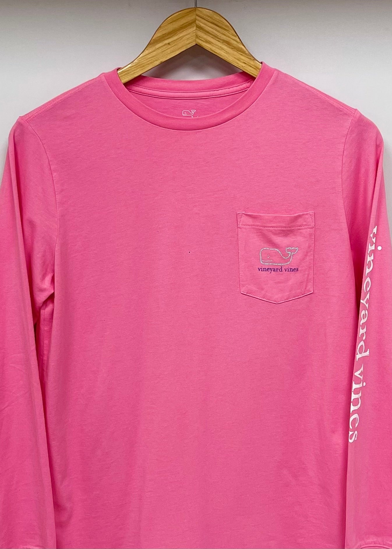 Camiseta de niña Vineyard Vines 🐳 color rosado intenso con Diseño de ballena en celeste Talla L