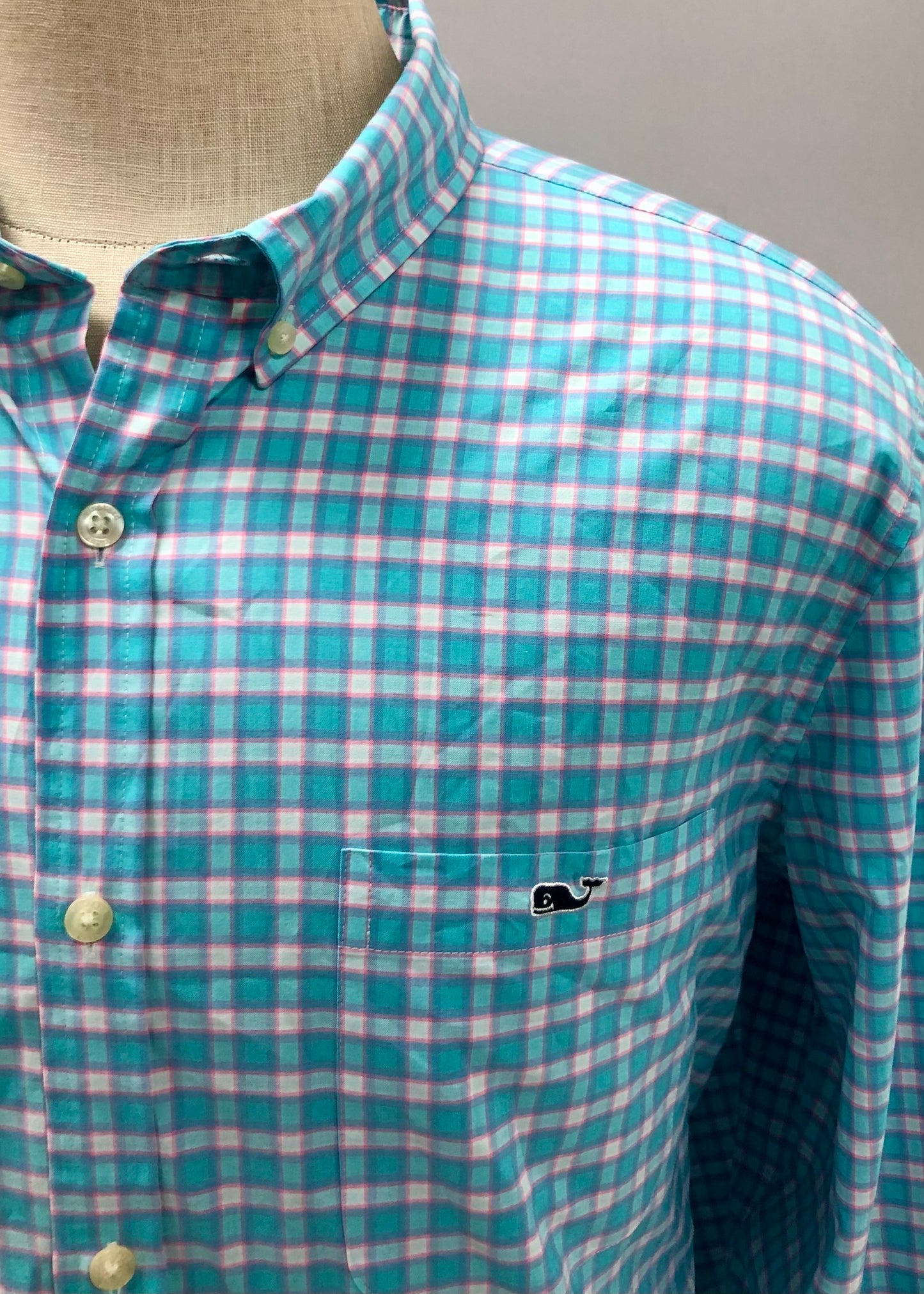 Camisa de botones Vineyard Vines 🐳 Performance con patrón de cuadros en color rosado, turquesa y blanco Talla XL Entalle Regular