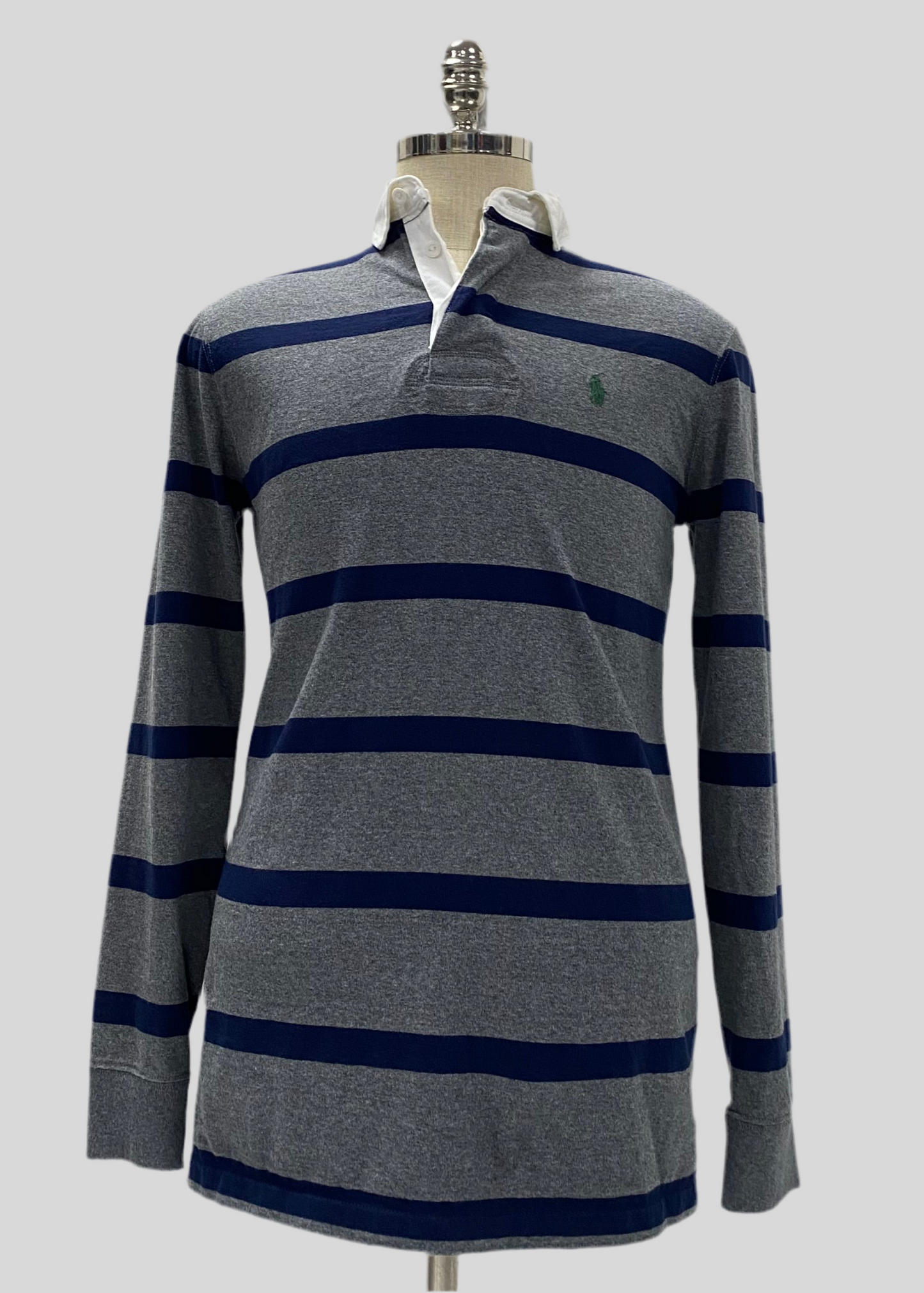 Camiseta Polo Ralph Lauren 🏇🏼color gris oscuro y rayas en azul navy Talla S Entalle Clásico