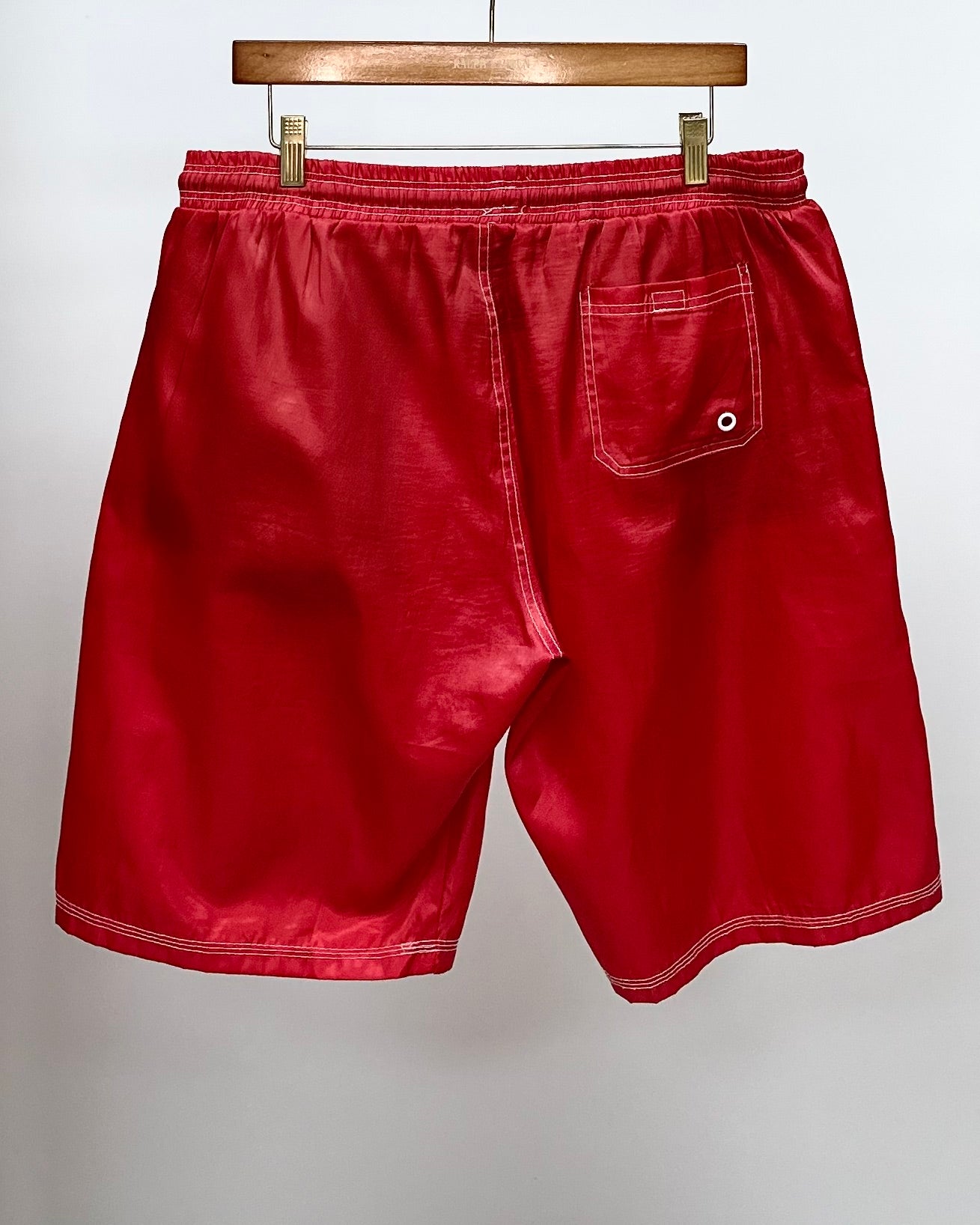 Short de baño Hugo Boss 🇩🇪 color rojo y logo en color blanco talla XL