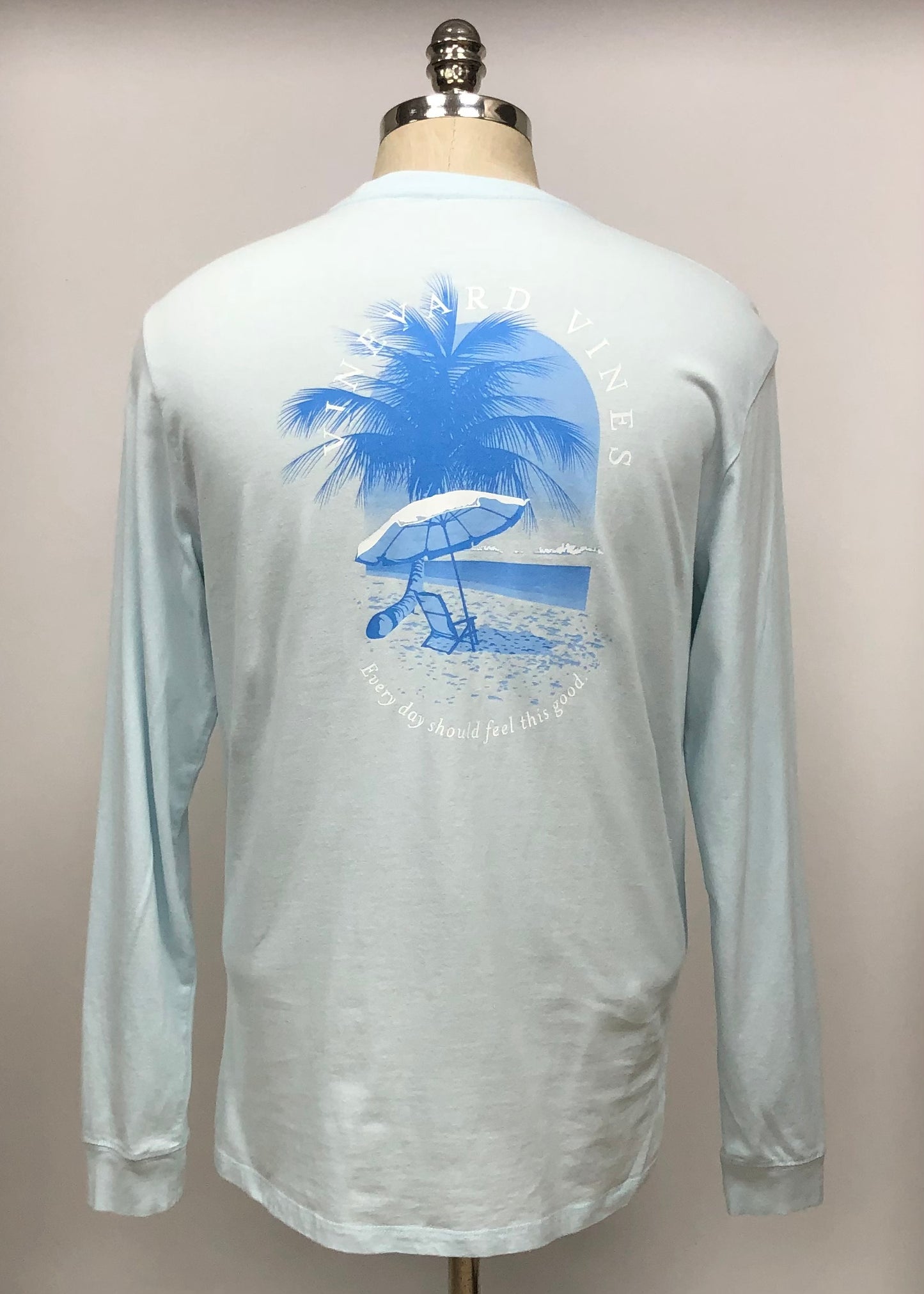 Camiseta cuello redondo Vineyard Vines 🐳 color celeste claro con Diseño de Paraguas en bolsillo Talla Medium