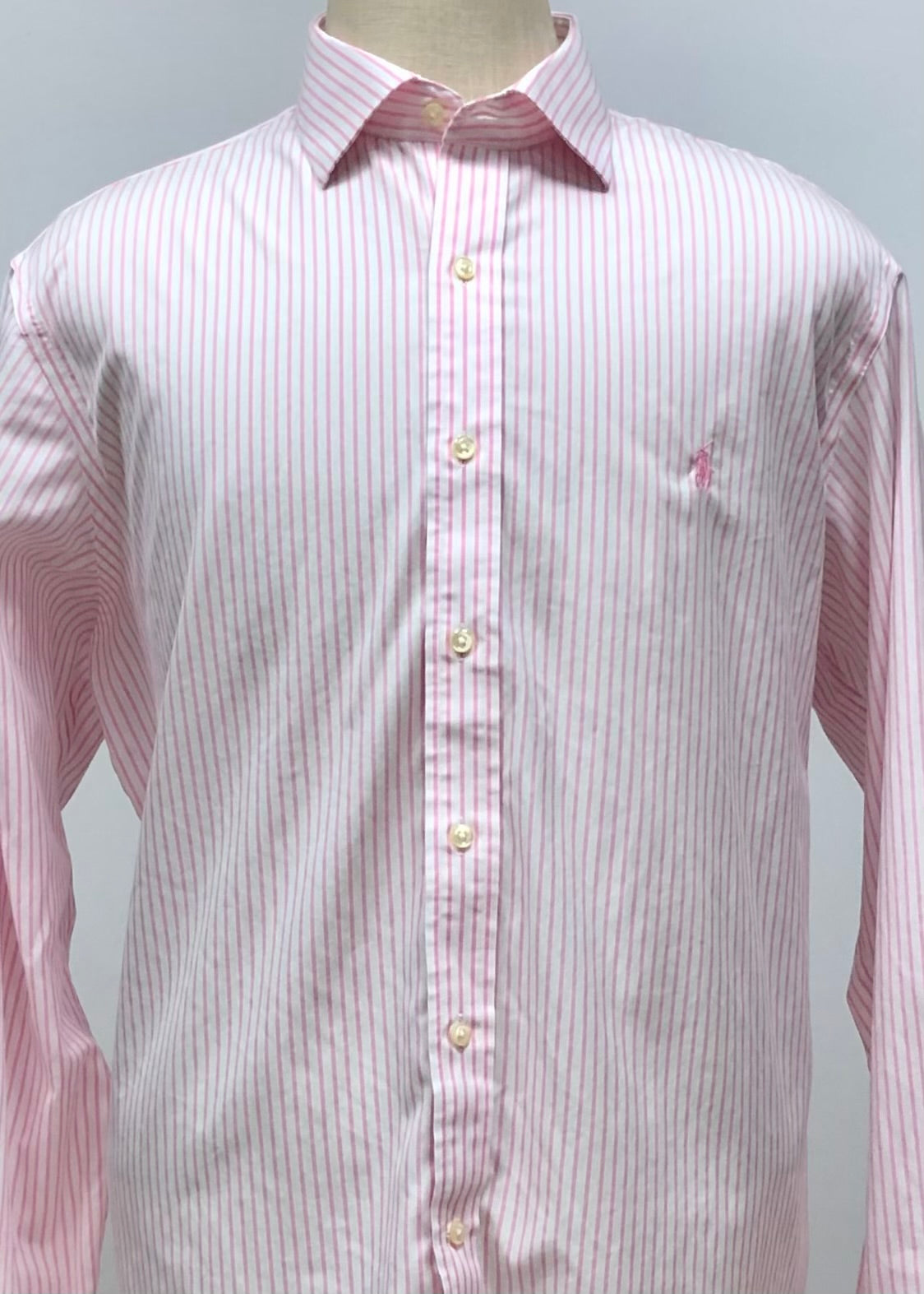 Camisa Polo Ralph Lauren 🏇🏼 color blanco con patron de rayas finas en color rosado Talla XL Entalle Regular