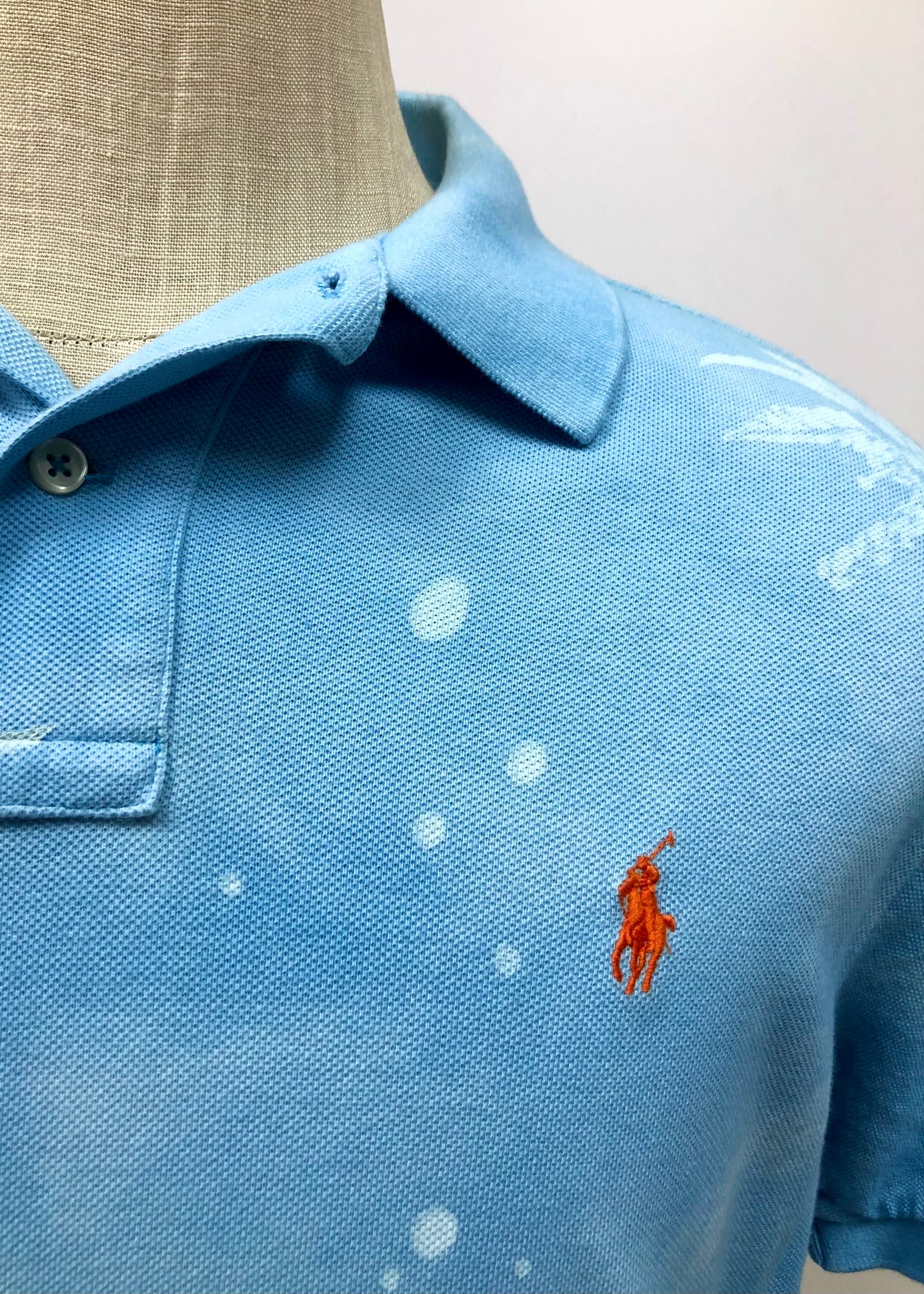 Camiseta Polo Ralph Lauren 🏇🏼 color celeste con diseño de hawaiano en color blanco Talla L Entalle Custom Fit