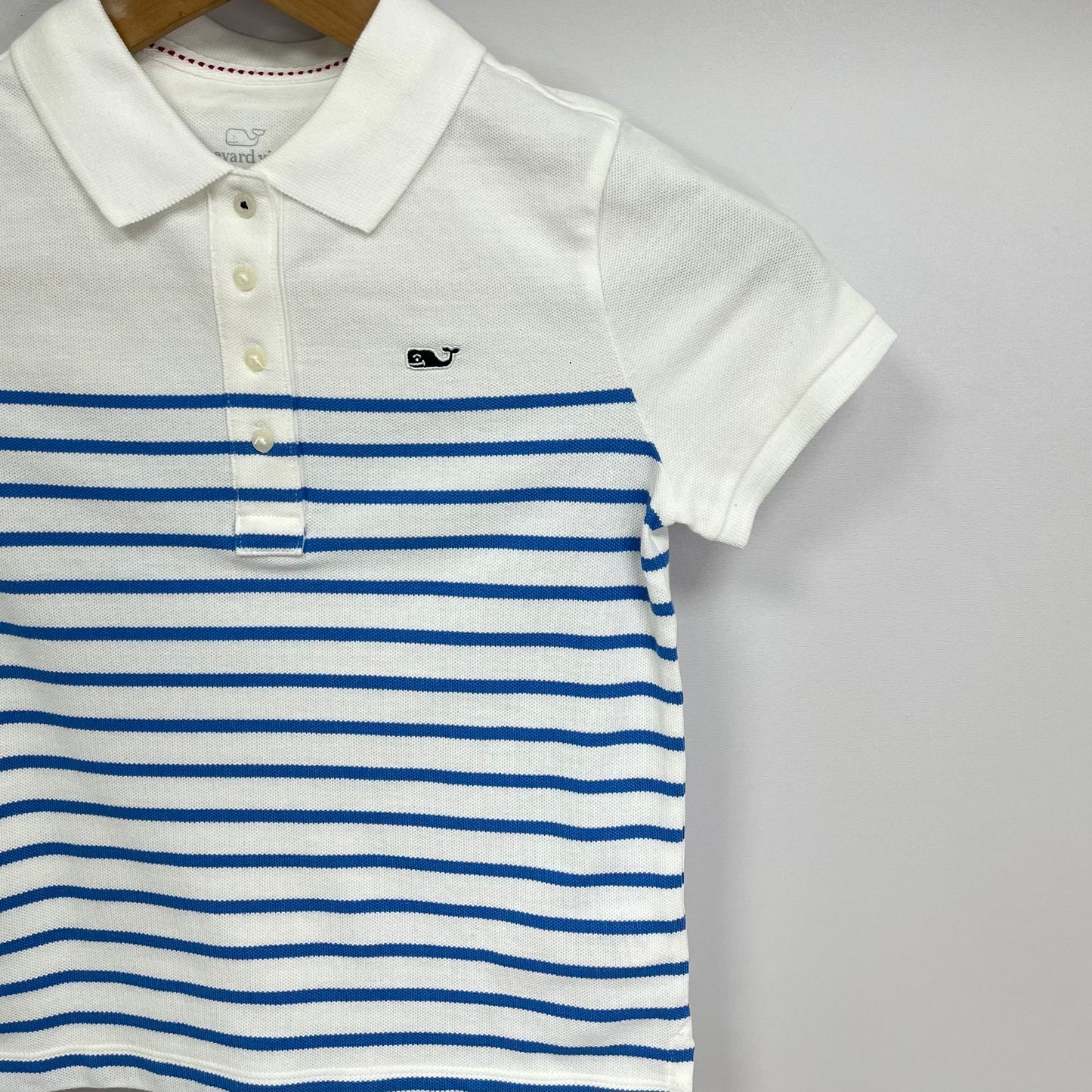 Camiseta Polo de niña Vineyard Vines 🐳 color blanco con rayas en azul Talla XS (5-6) Entalle Regular