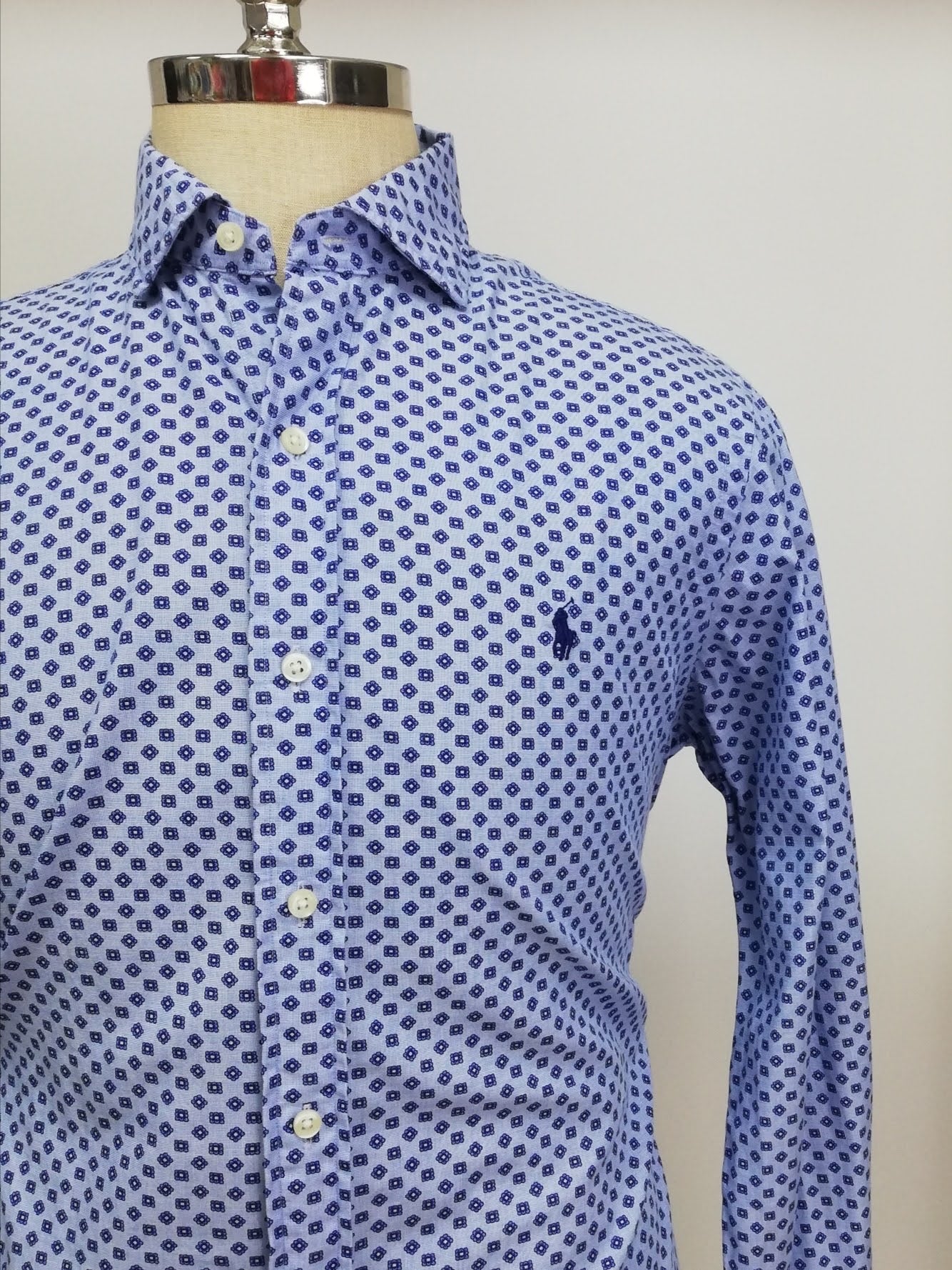 Camisa de botones Polo Ralph Lauren 🏇🏼 en color celeste con diseño tríptico en color azul navy Talla M Entalle Clásico