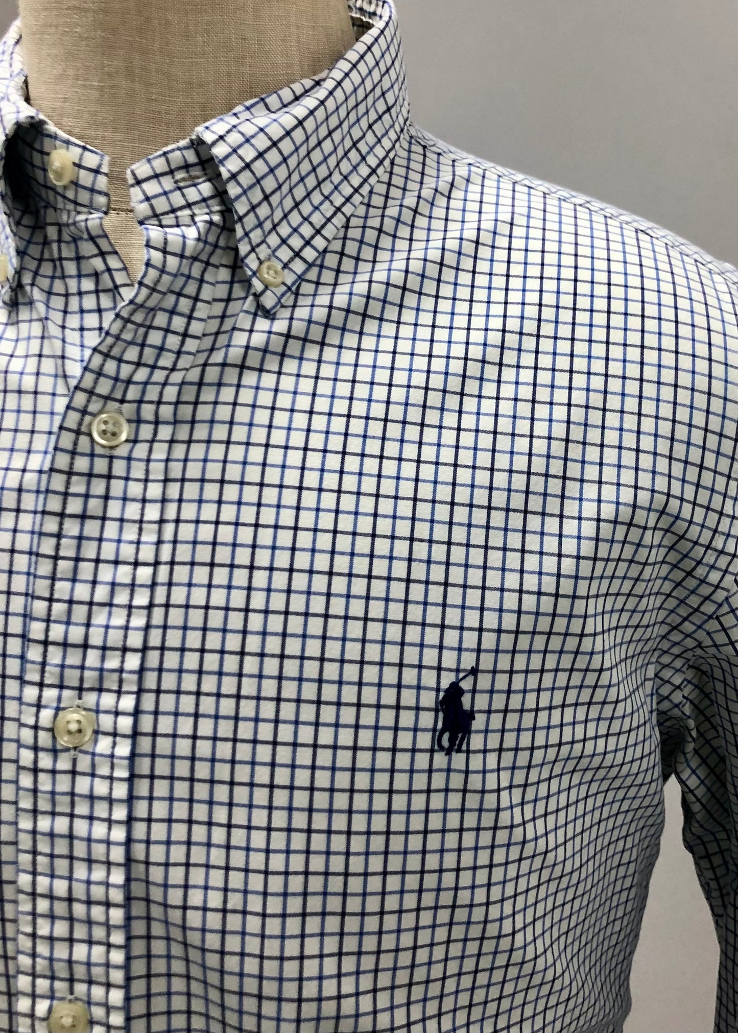 Camisa Polo Ralph Lauren 🏇🏼 color blanco con patrón de cuadros azul y negro Talla L Entalle Regular