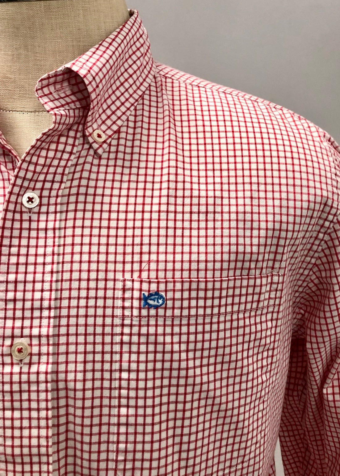 Camisa de botones Southern Tide  🐟 Con patron de cuadros en color rojo y blanco Talla M Entalle Regular