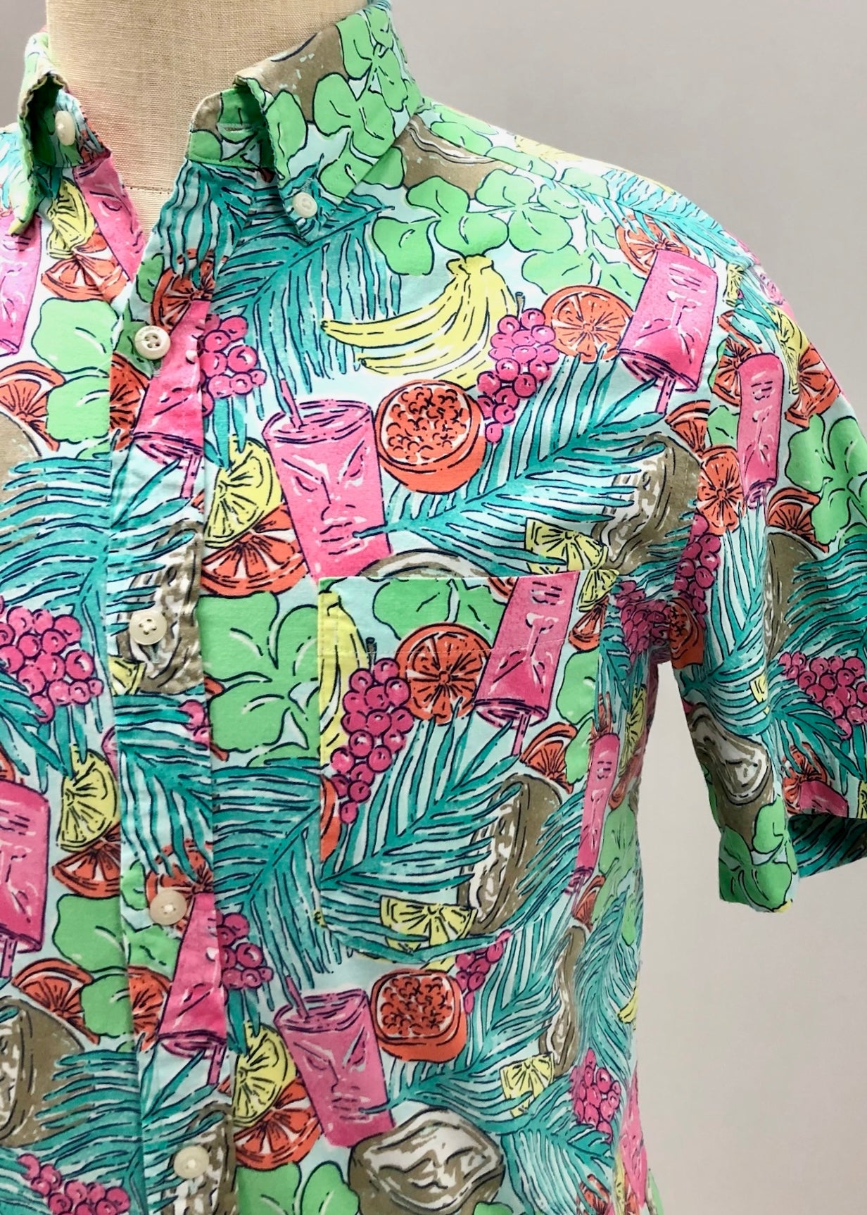 Camisa de botones Vineyard Vines 🐳 color celeste con diseño de frutas en color verde, amarillo y rosado Talla M Entalle Clásico