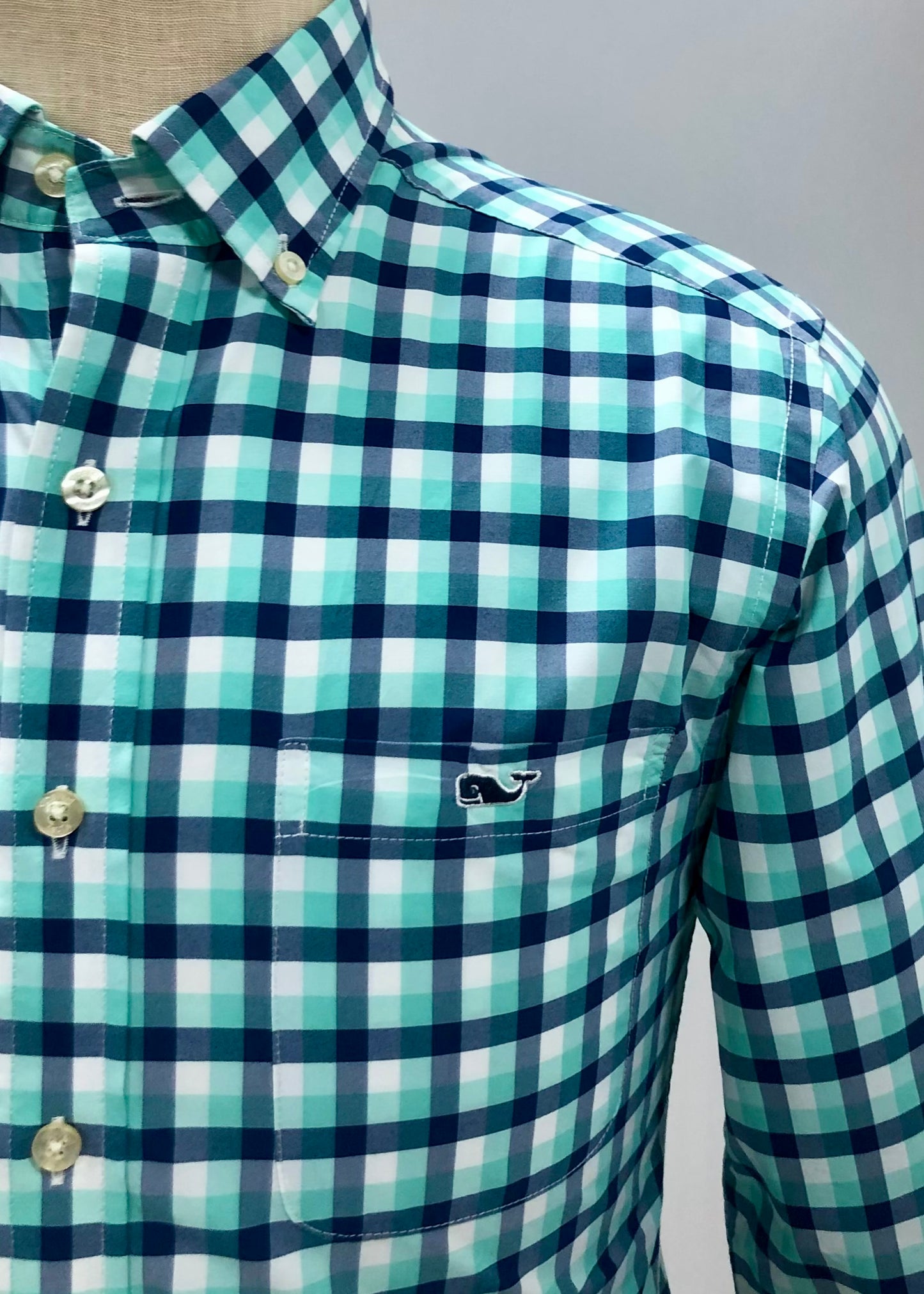 Camisa de botones Vineyard Vines 🐳 Performance con patrón de cuadros en color turquesa, celeste y blanco Talla S Entalle Slim Fit