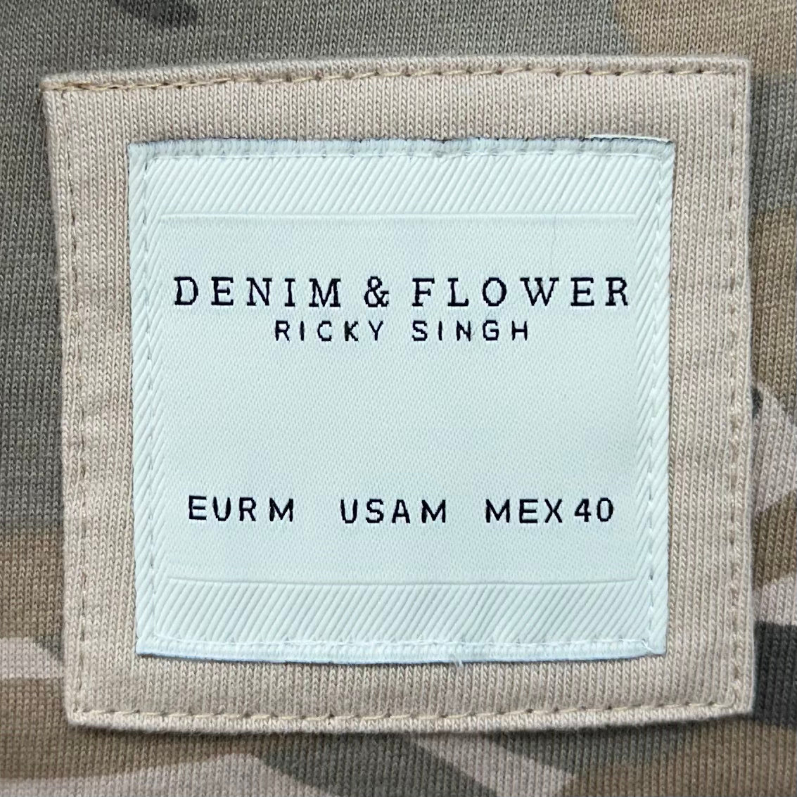 Camiseta cuello Redondo Denim & Flower 🇺🇸 color crema con diseño de camuflaje en color verde oliva Talla M