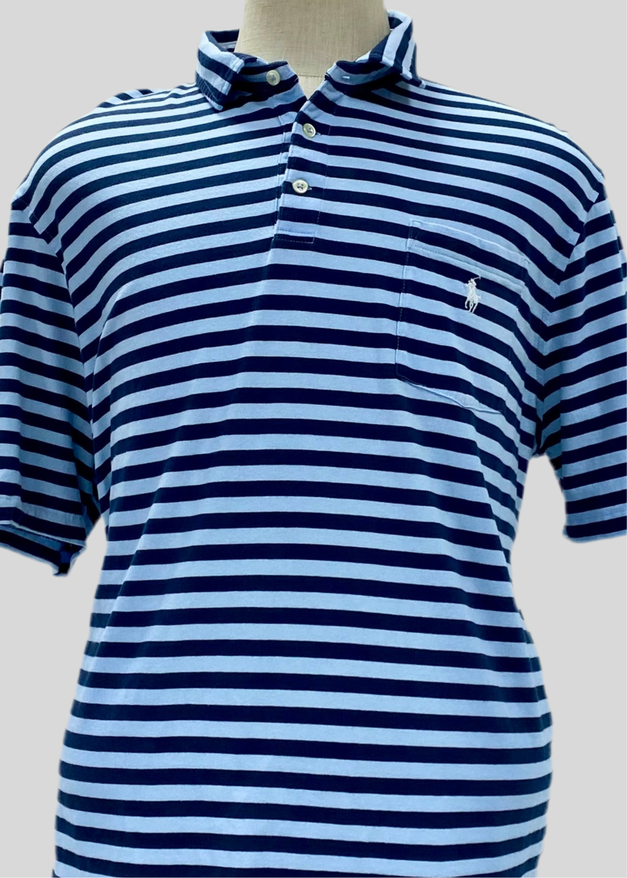 Camiseta Polo Ralph Lauren 🏇🏼con patron de rayas en color celeste y azul navy Talla L Entalle Clásico