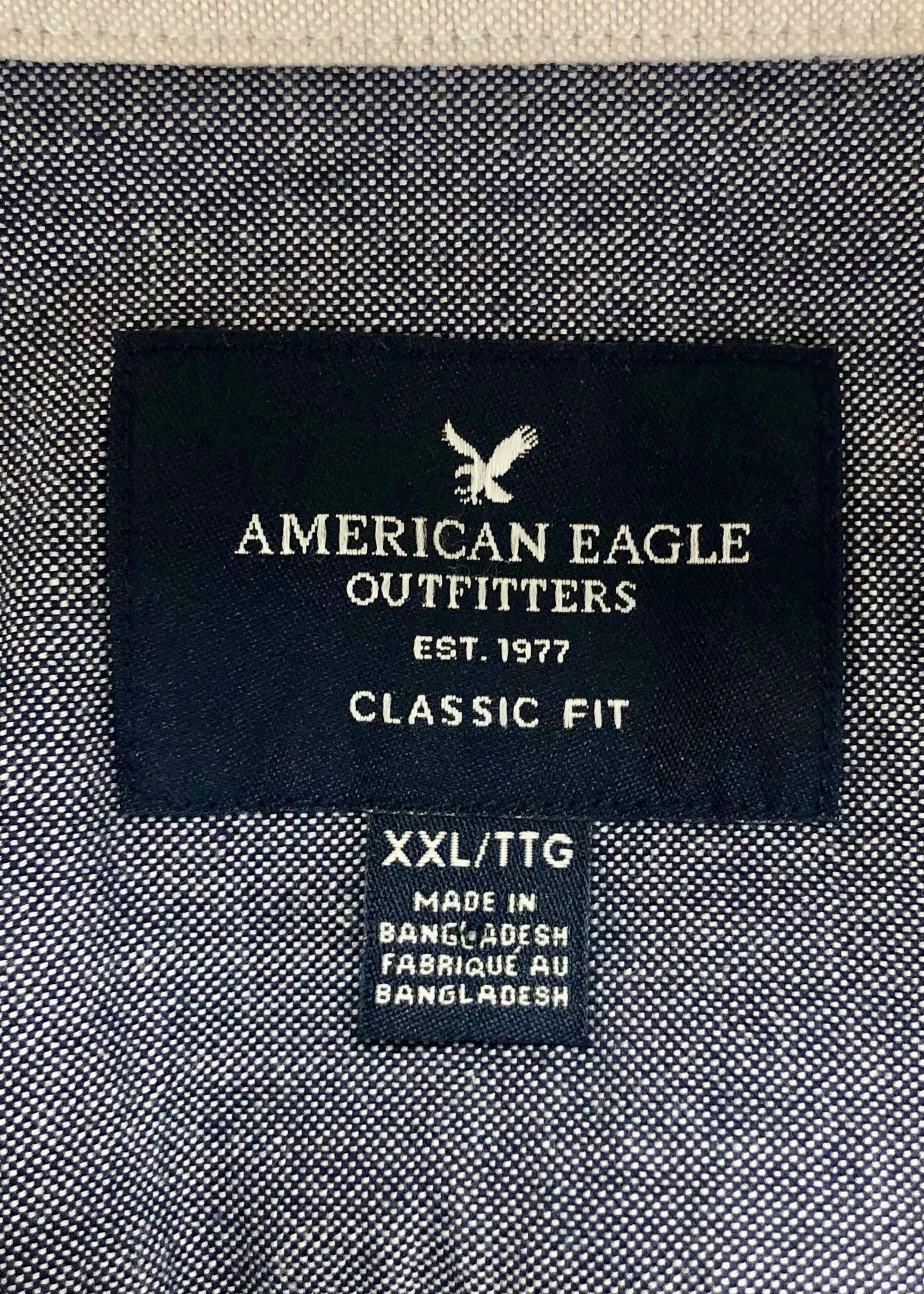 Camisa de botones American Eagle 🦅 de franjas en color blanco, celeste y gris oscuro Talla XXL Entalle Clásico