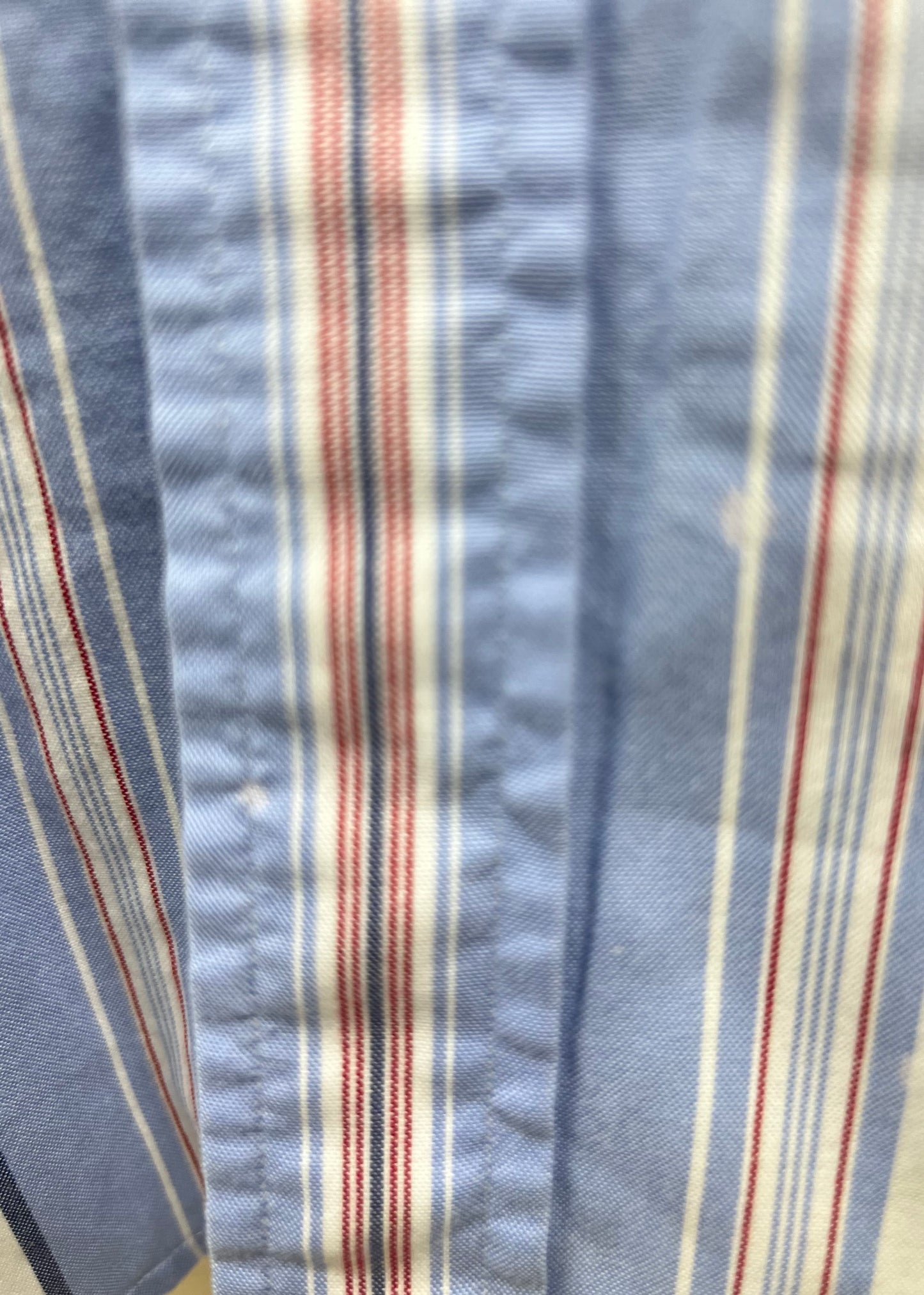 Camisa Polo Ralph Lauren 🏇🏼 color Blanco con patron de rayas en celeste, azul y rojo Talla M Entalle Clásico (ver descripción)