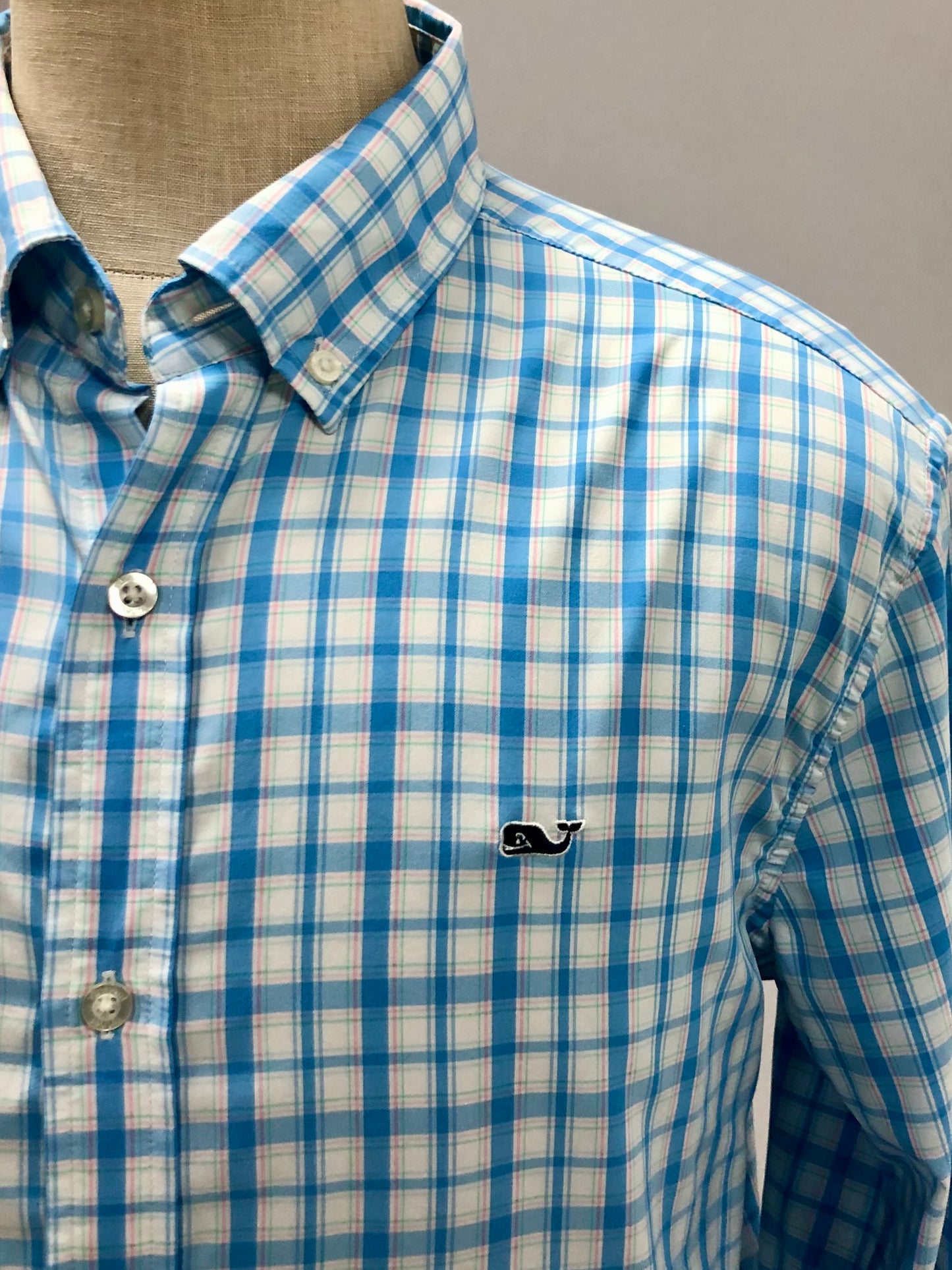 Camisa de botones Vineyard Vines 🐳 color blanco con patrón de cuadros en color rosado y celeste Talla L Entalle Regular